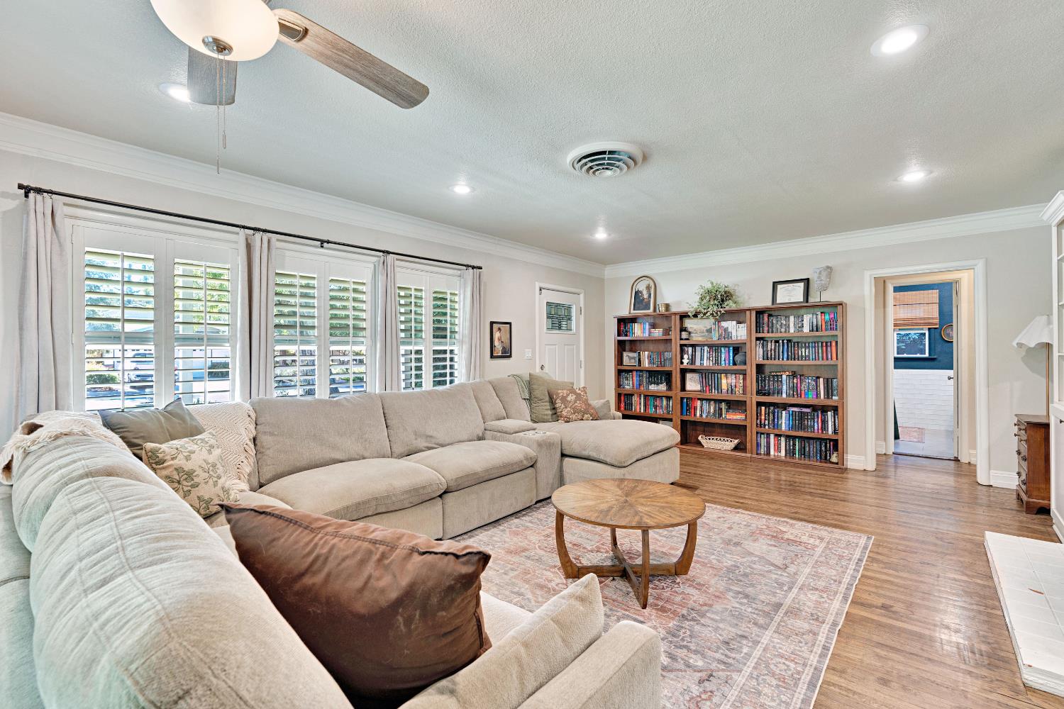 1076 W Myrtle