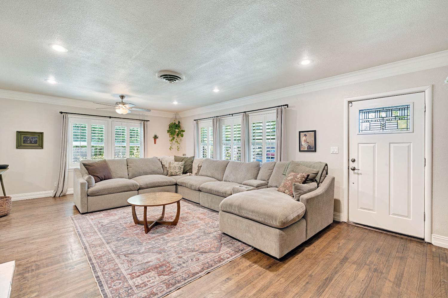 1076 W Myrtle