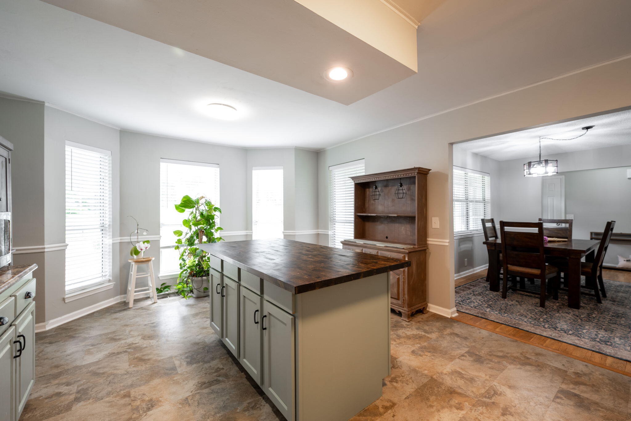 2543 W Wind Drive