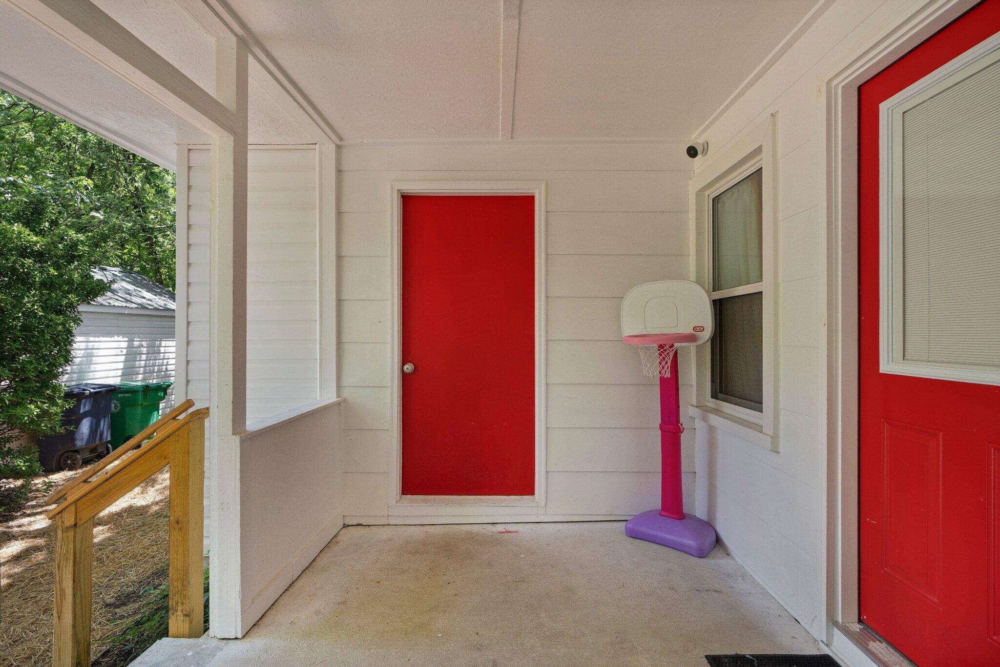 1400 Sunnyfield Lane