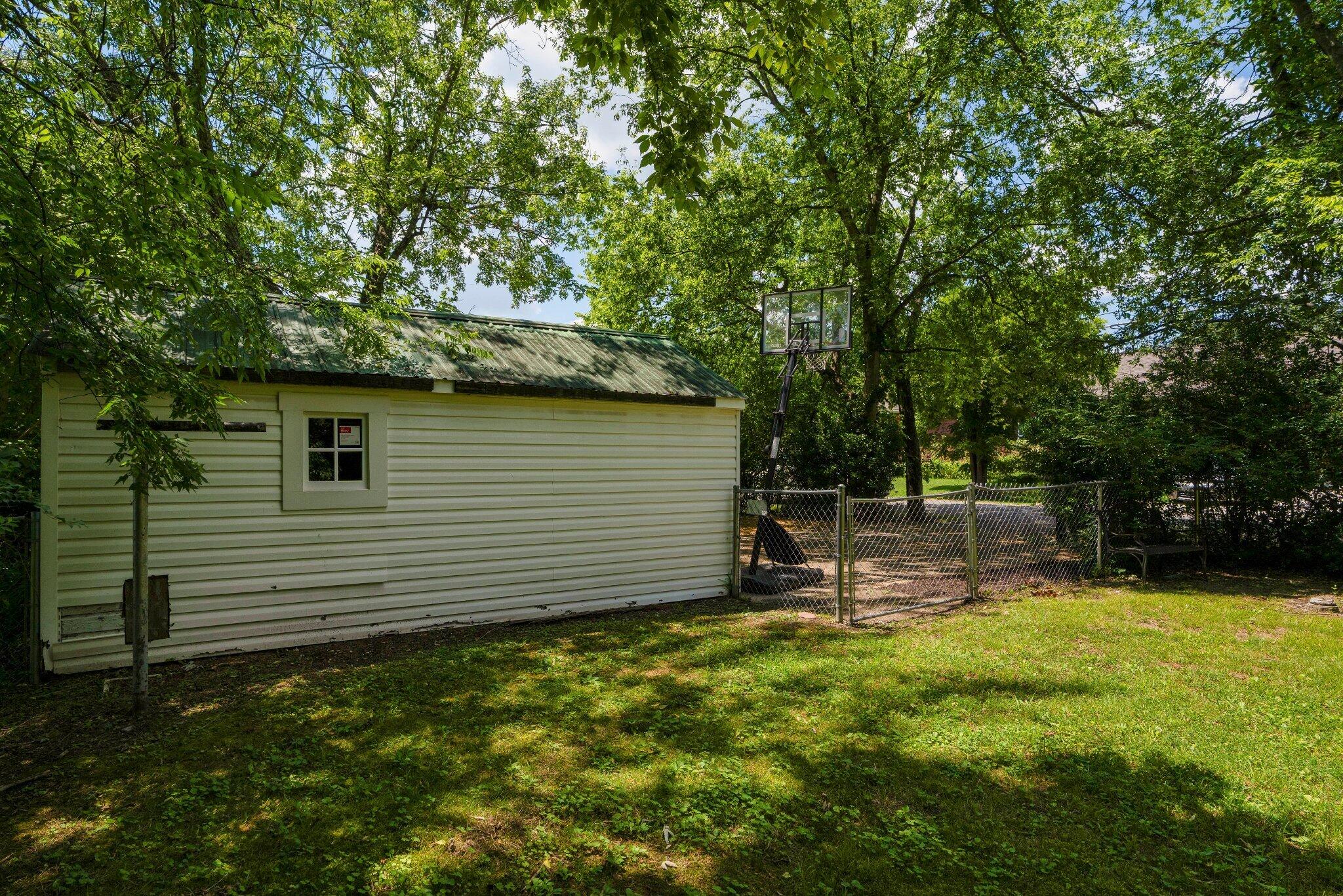1400 Sunnyfield Lane