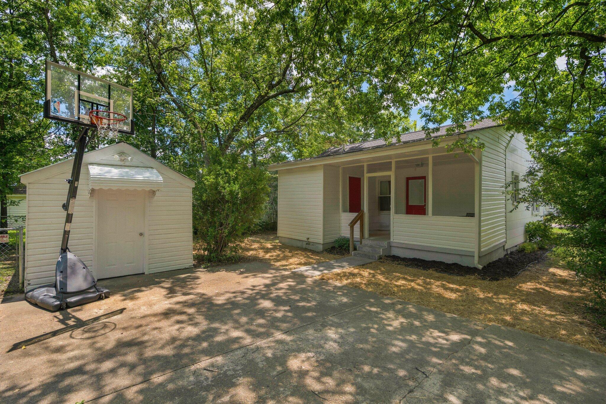 1400 Sunnyfield Lane