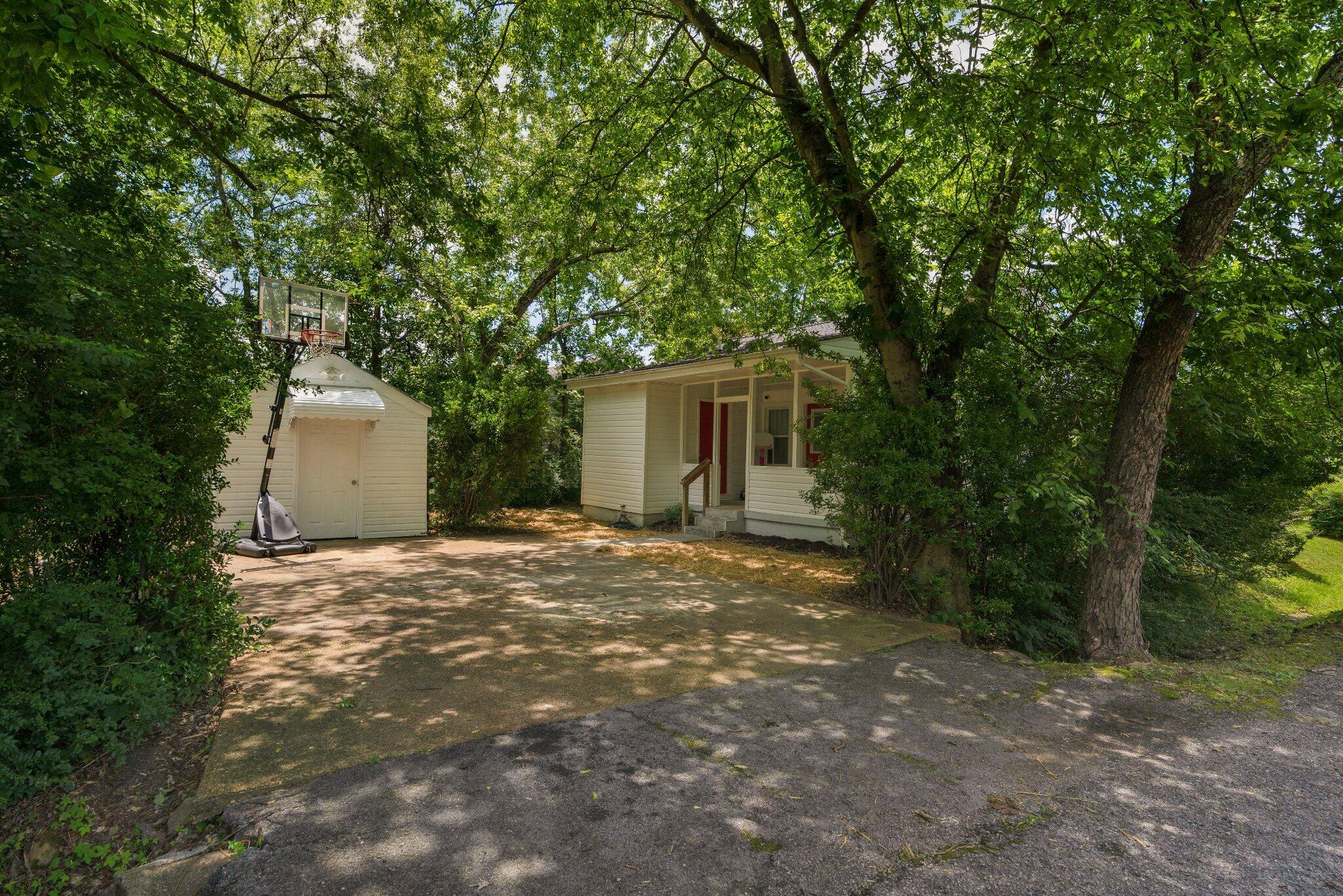 1400 Sunnyfield Lane