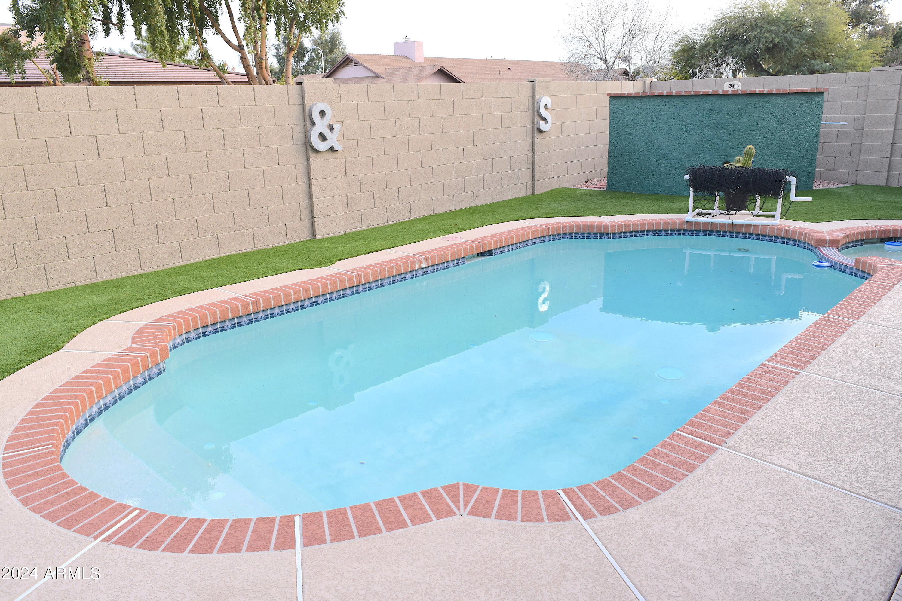 727 N Gregory Place