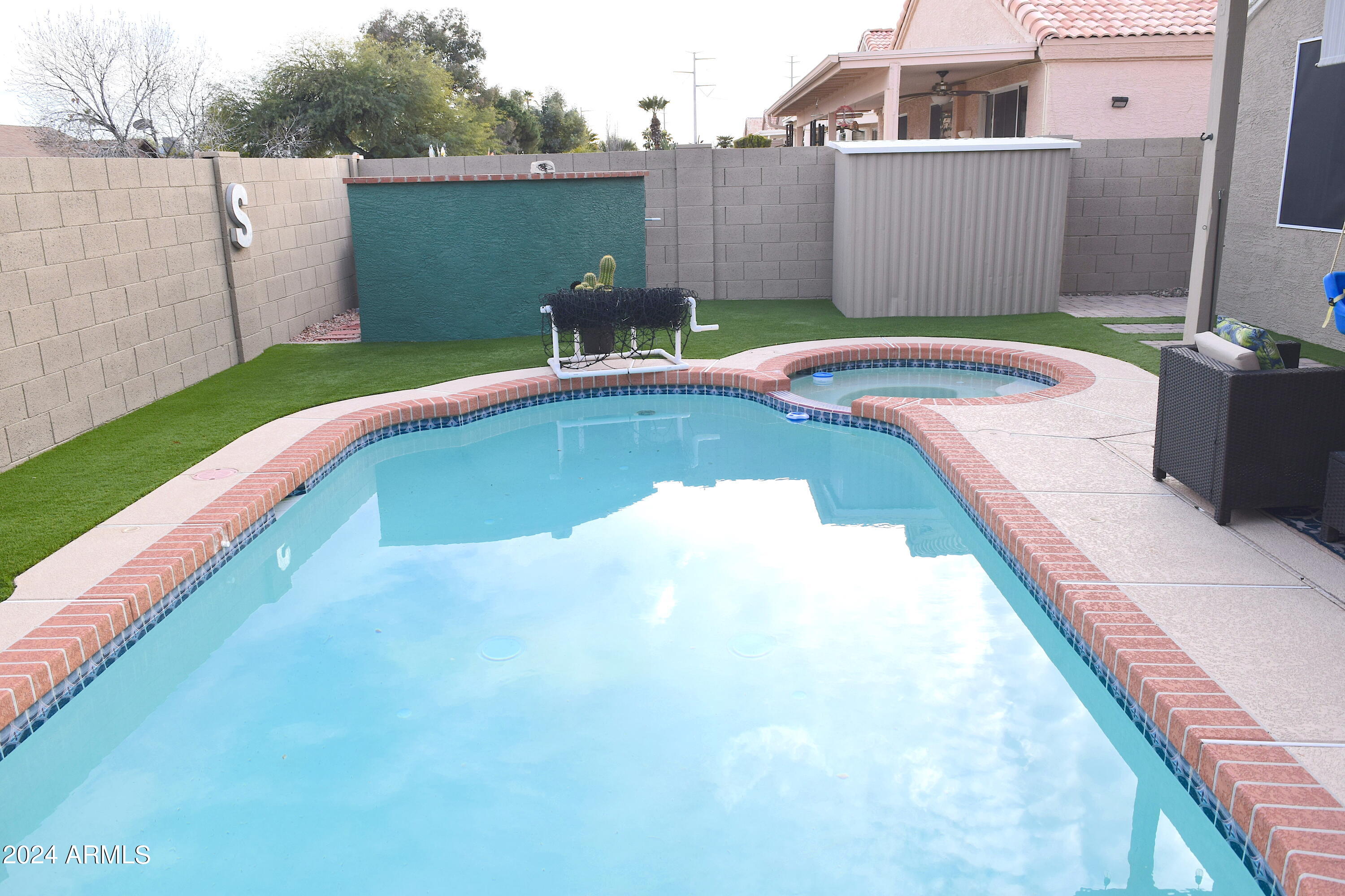 727 N Gregory Place