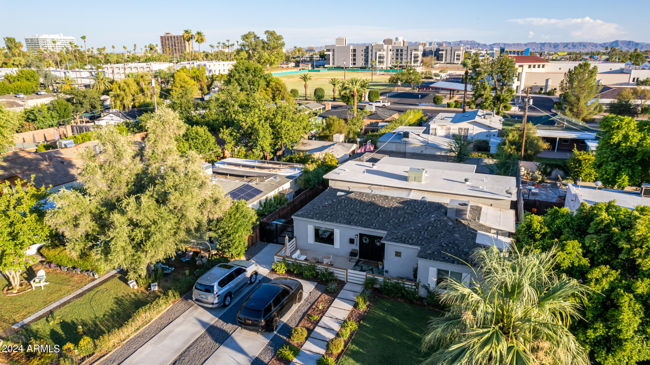 533 W OREGON Avenue