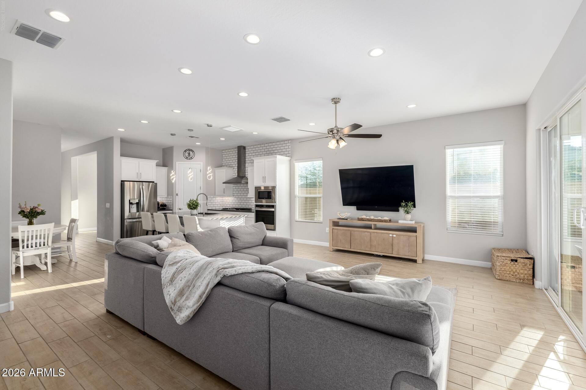2314 E QUESTA Drive