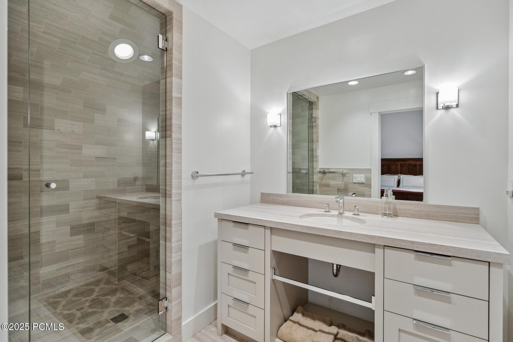 2505 W White Pine Lane