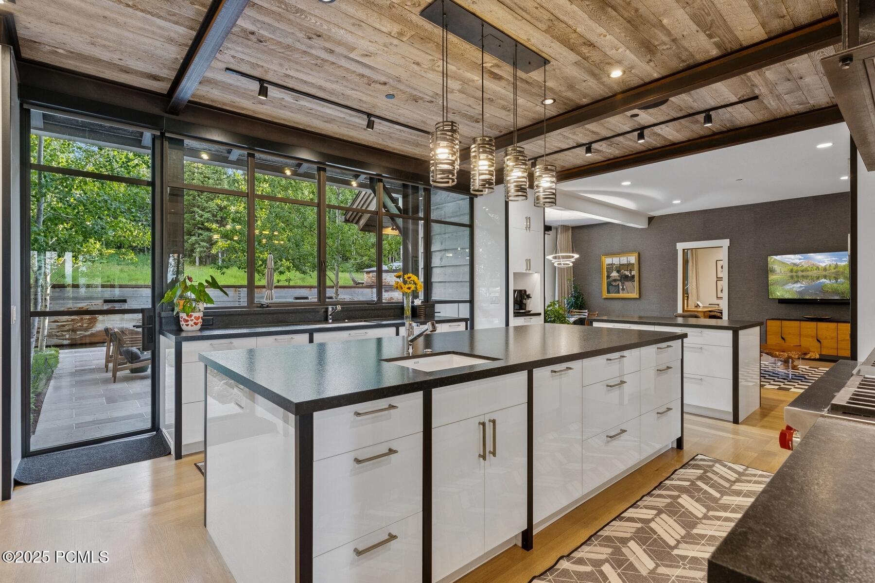 2505 W White Pine Lane