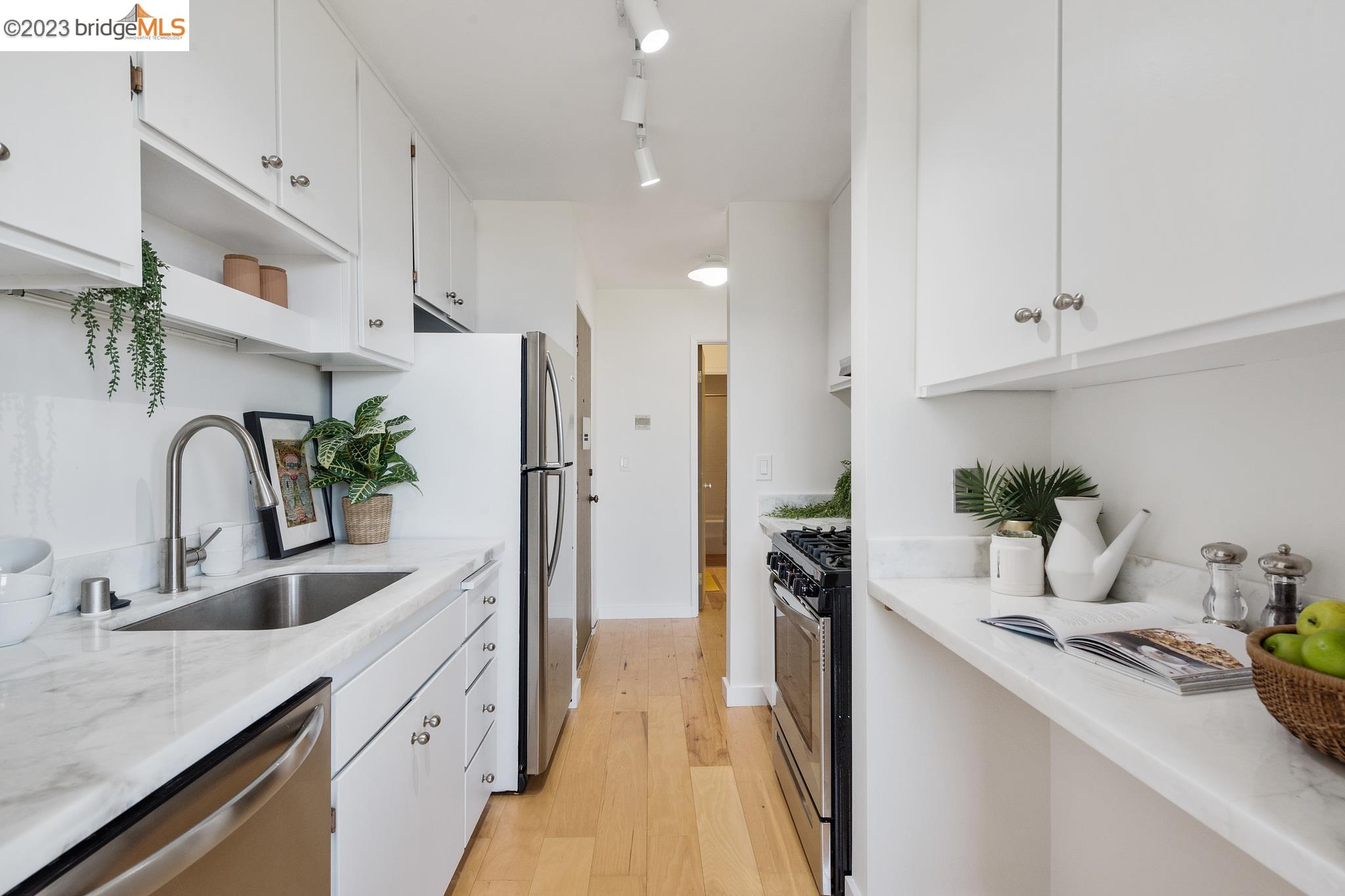2700 Le Conte Ave Unit: 404