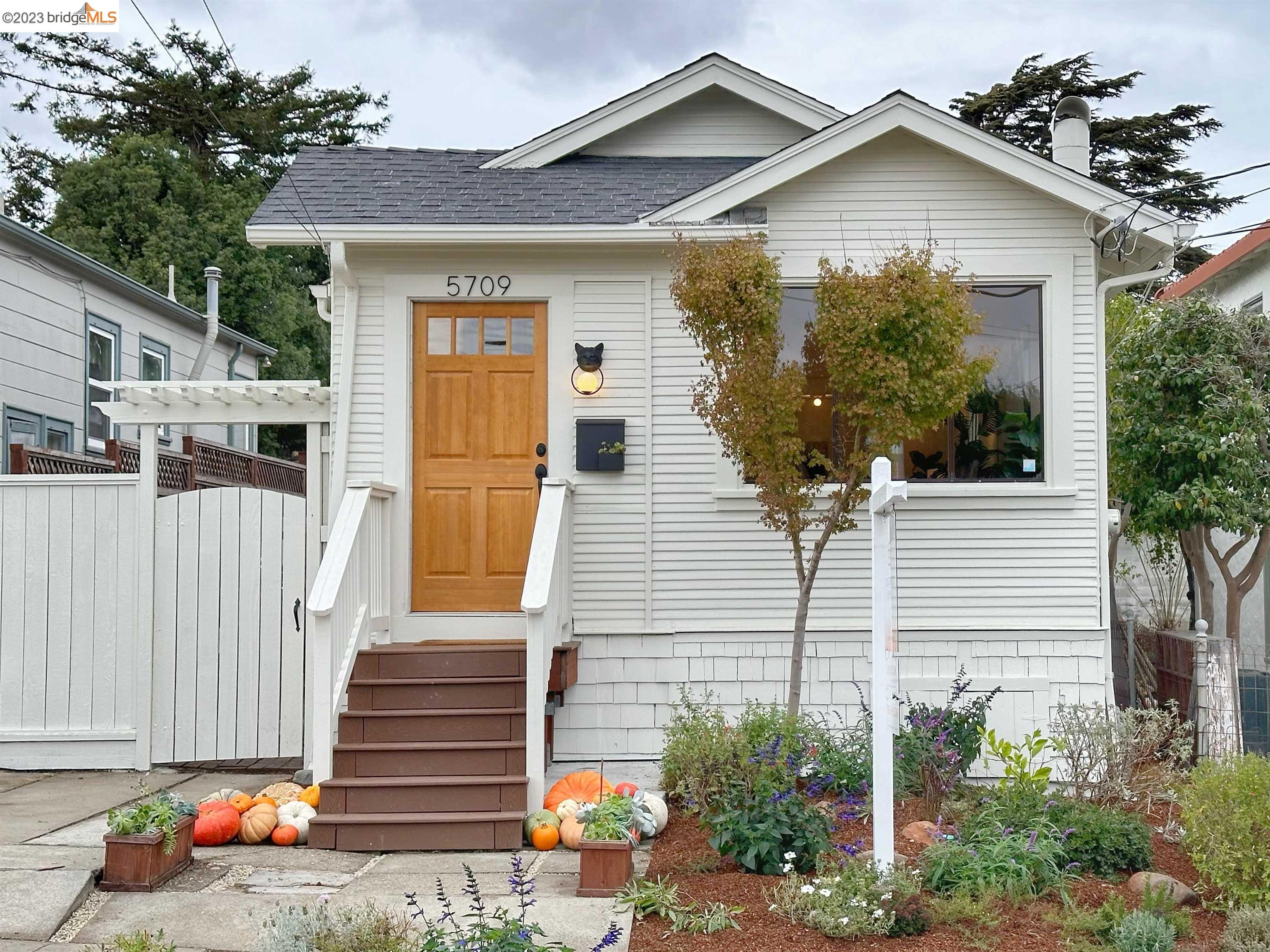 5709 Sacramento Ave