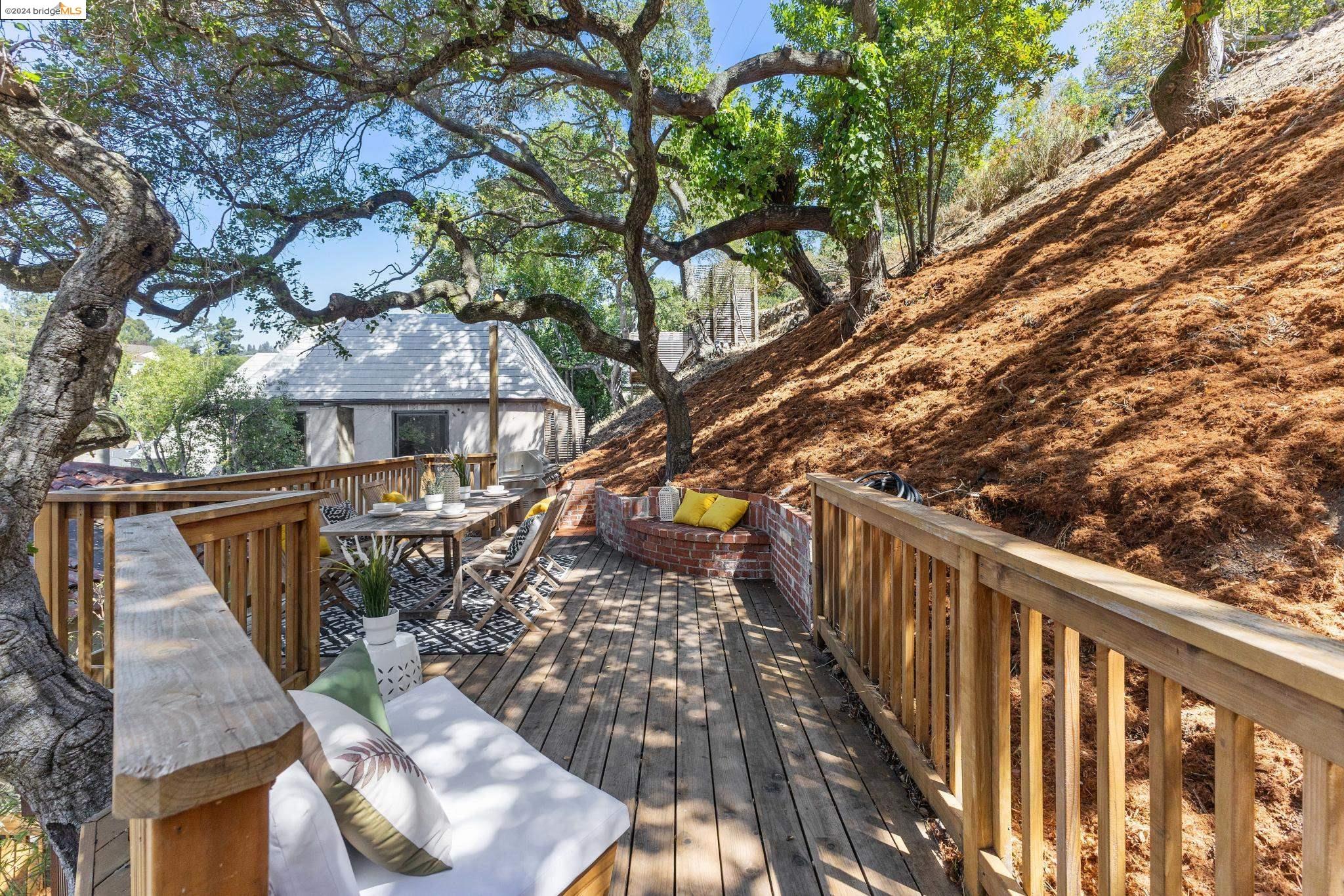 1557 Trestle Glen Rd