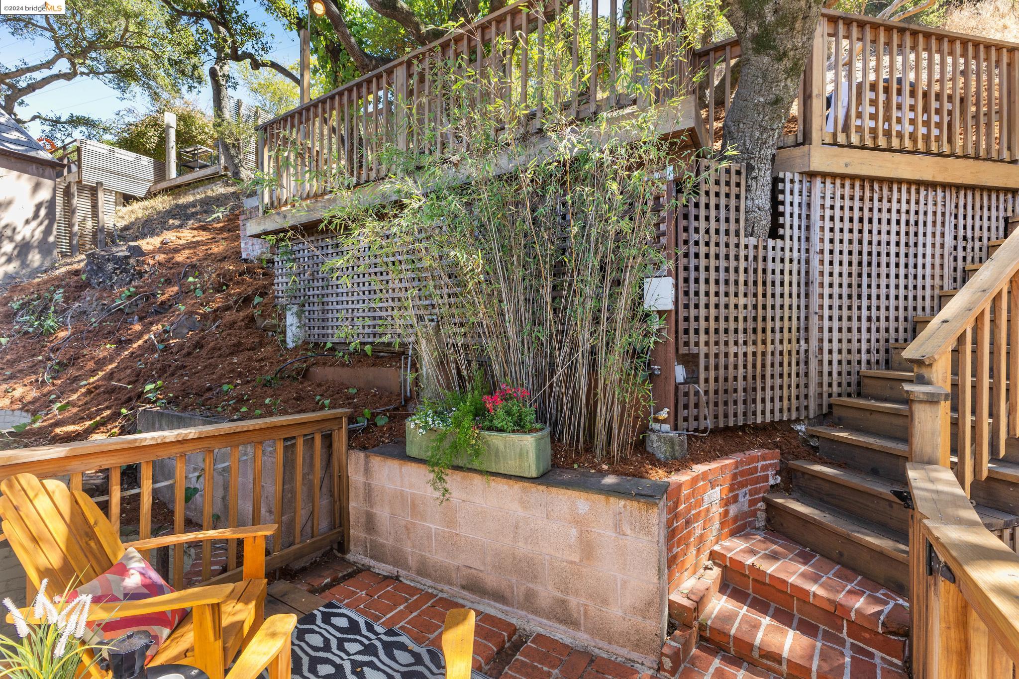 1557 Trestle Glen Rd