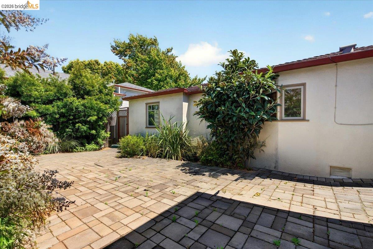 1601 Dwight Way