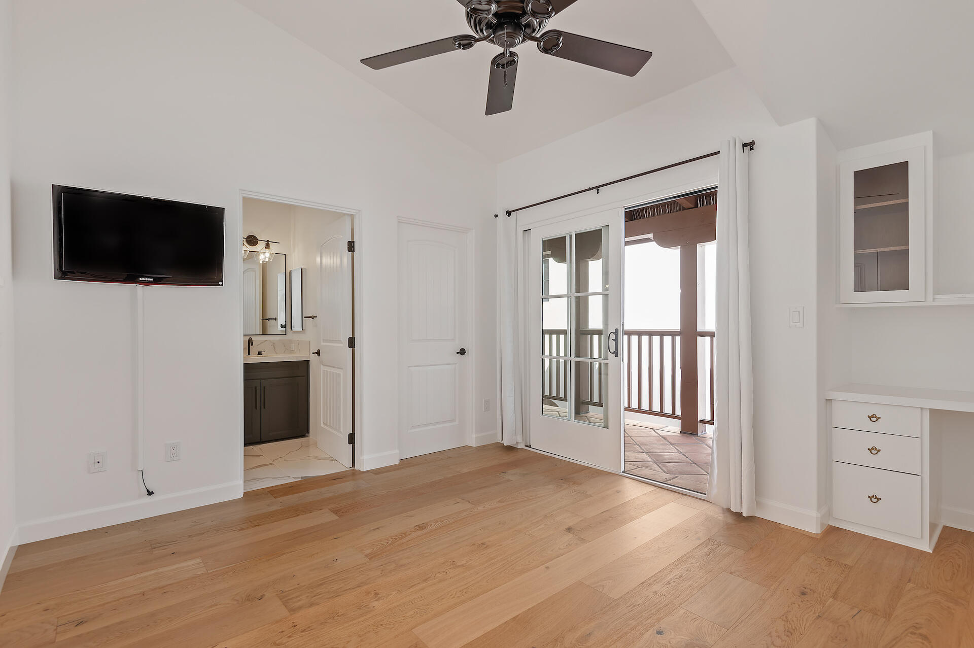105 W De La Guerra Street, S