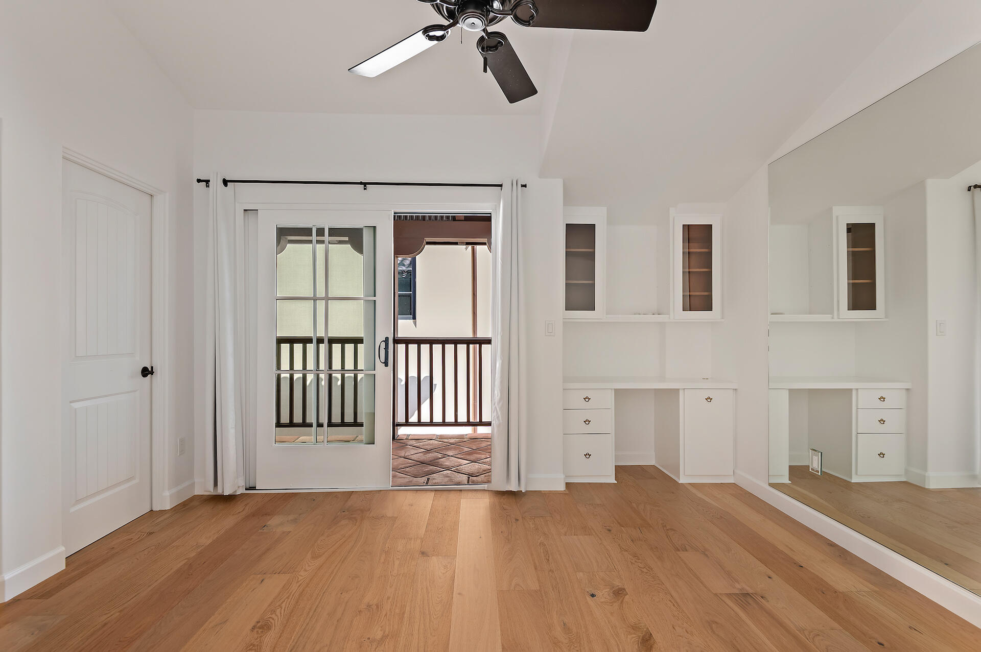 105 W De La Guerra Street, S