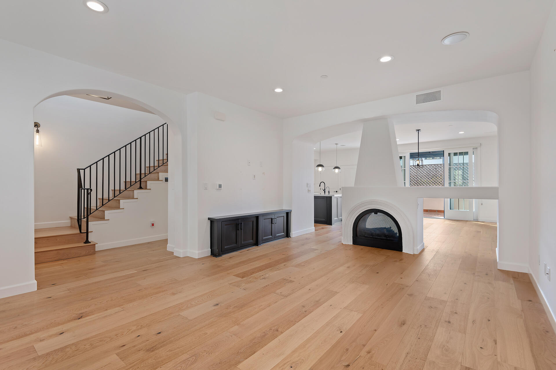 105 W De La Guerra Street, S