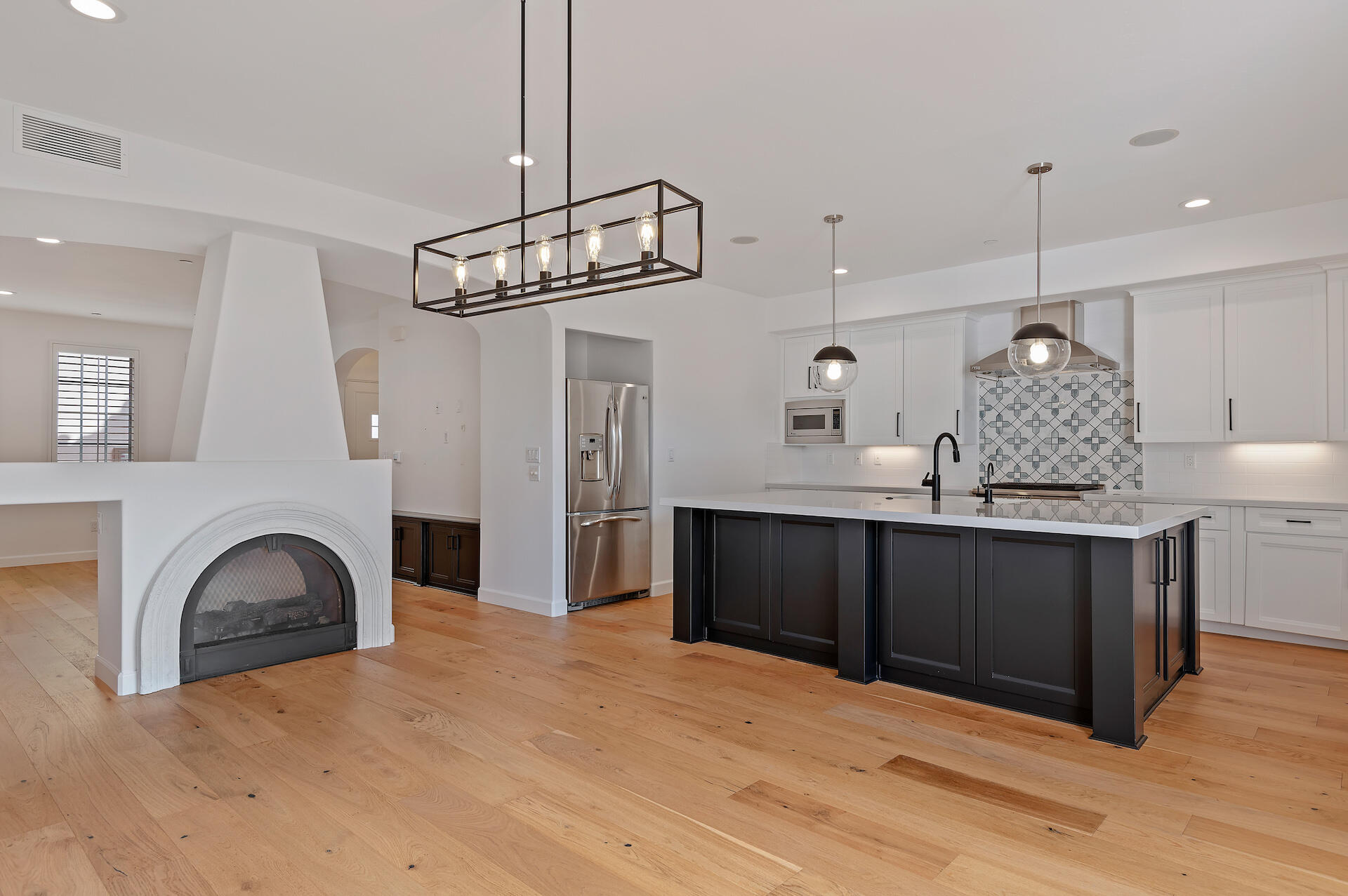 105 W De La Guerra Street, S