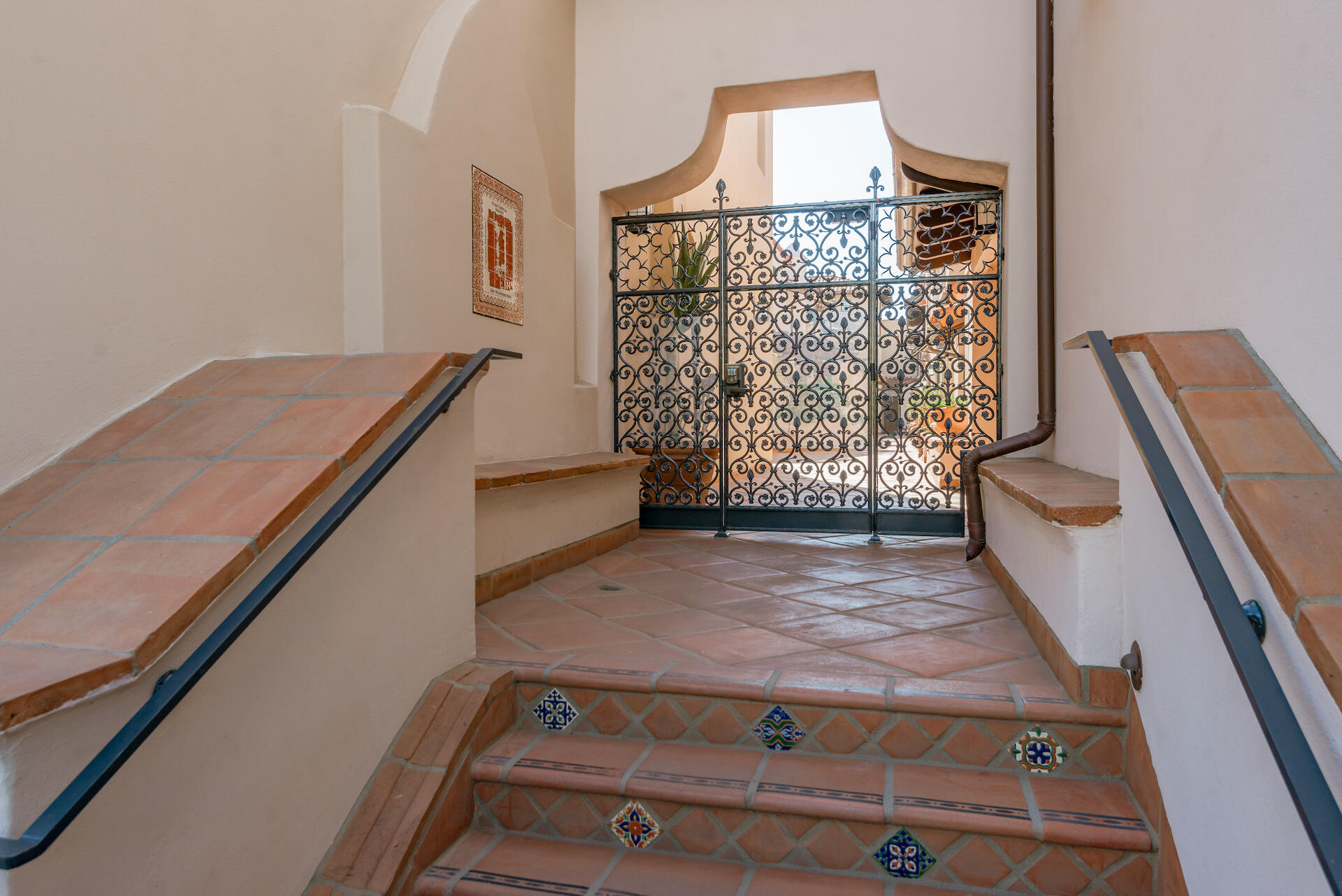 105 W De La Guerra Street, S