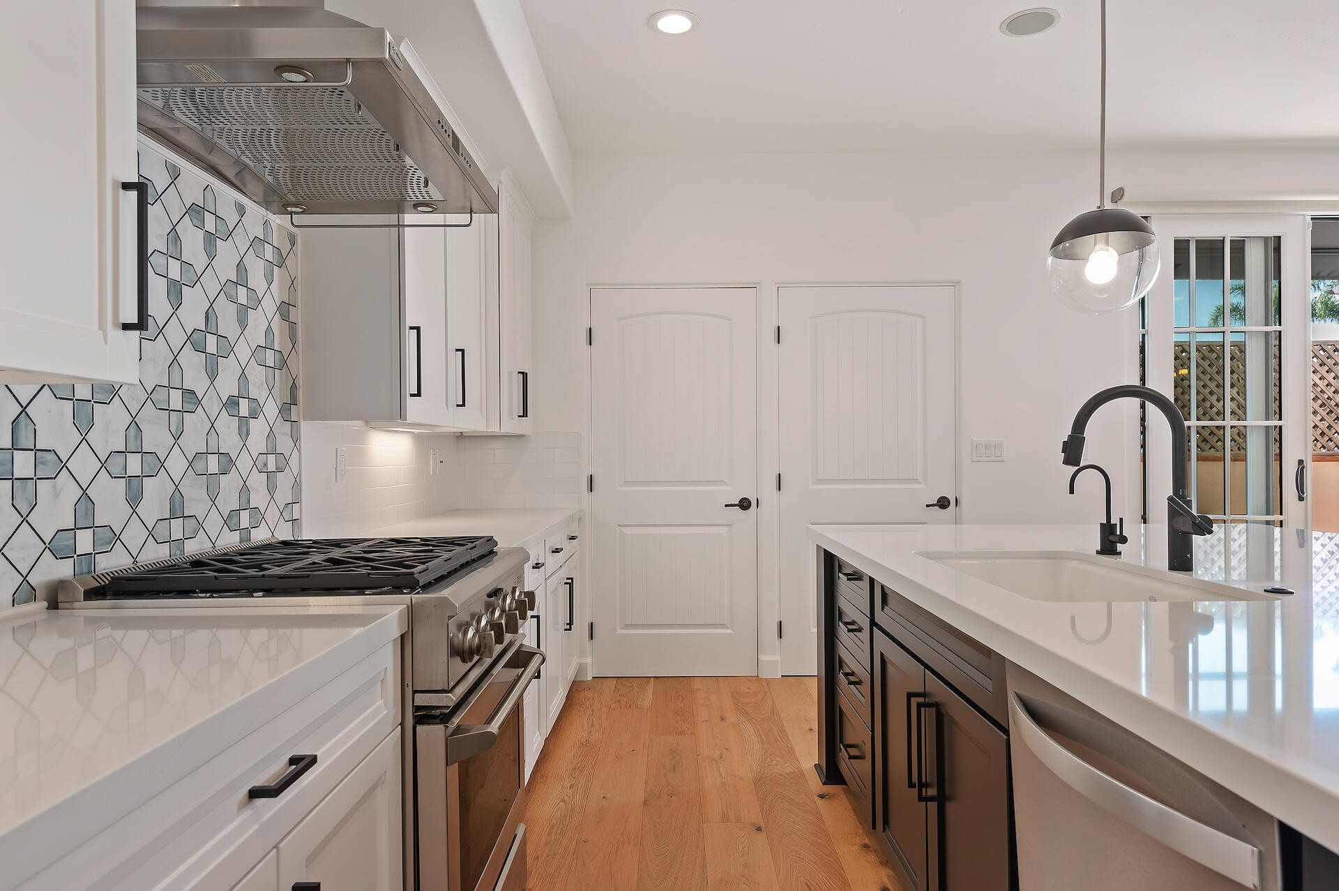 105 W De La Guerra Street, S