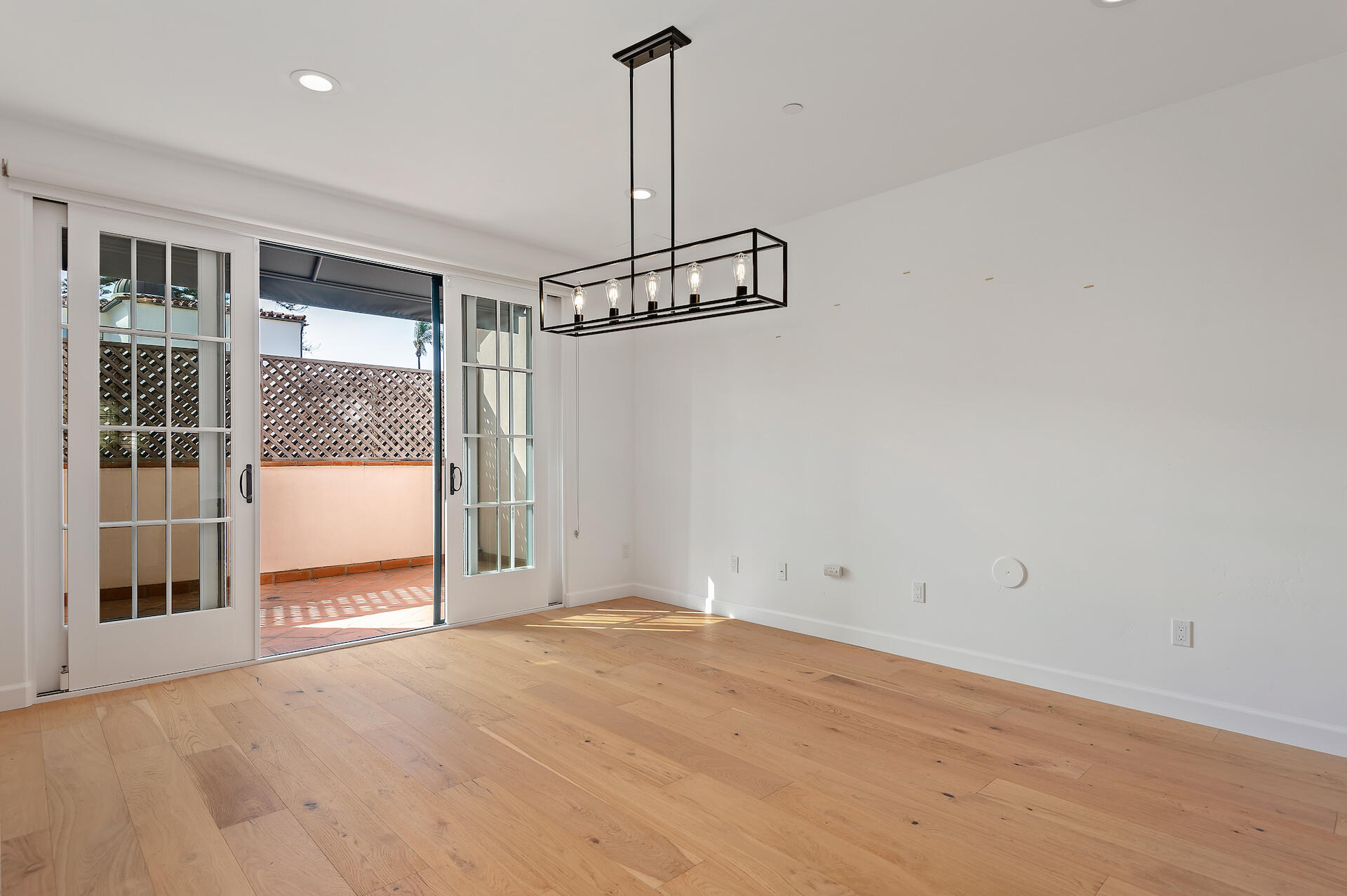 105 W De La Guerra Street, S