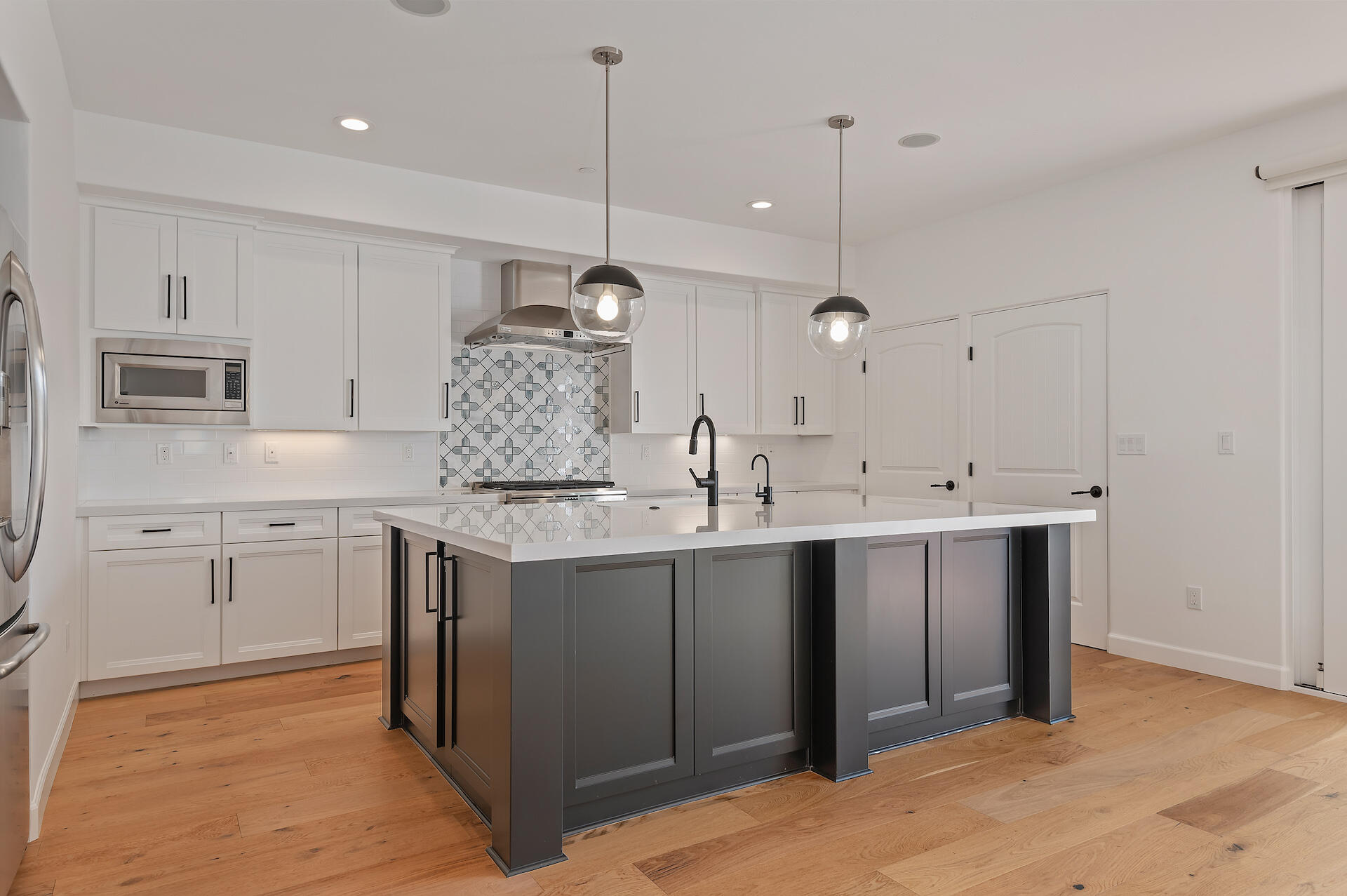 105 W De La Guerra Street, S