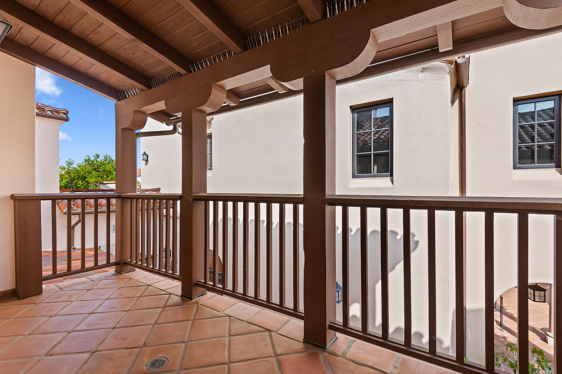 105 W De La Guerra Street, S