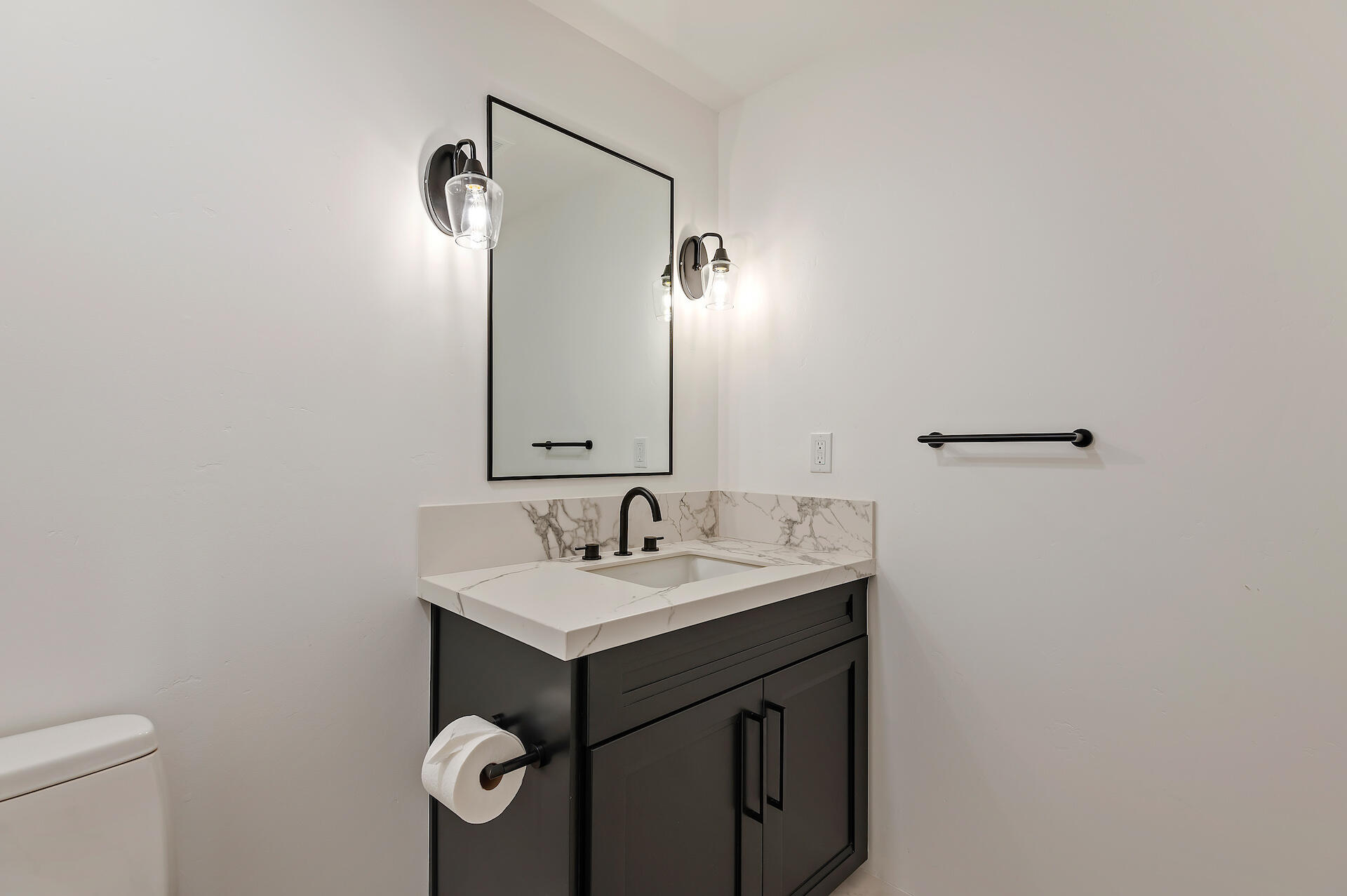 105 W De La Guerra Street, S