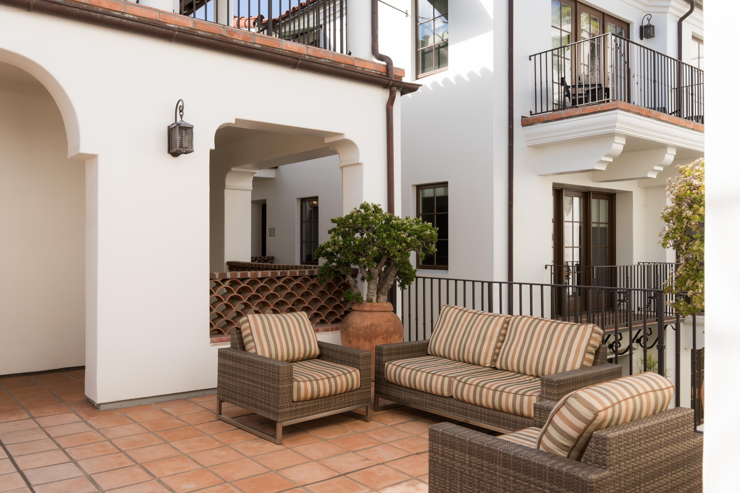 18 W Victoria Street 206