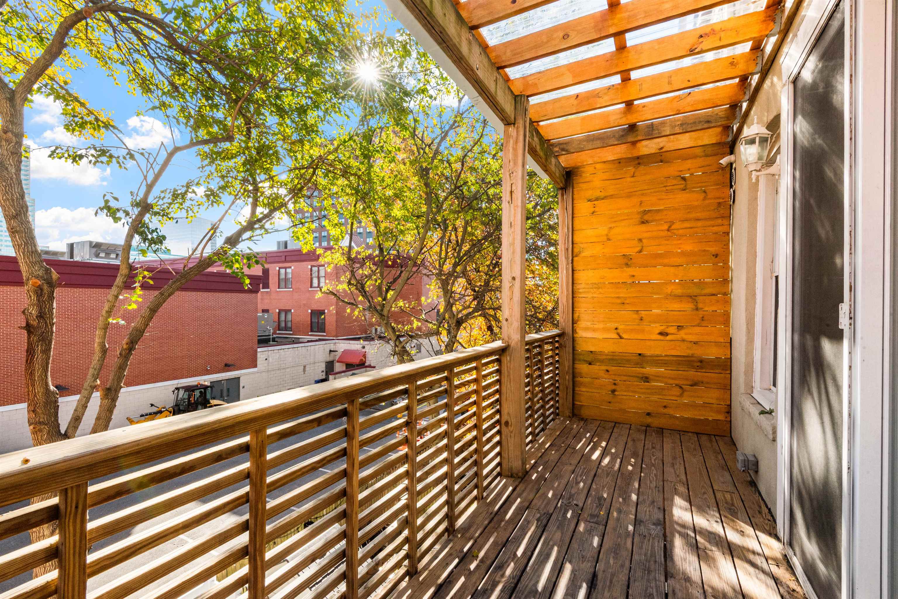 526 MANILA AVE Unit: 2