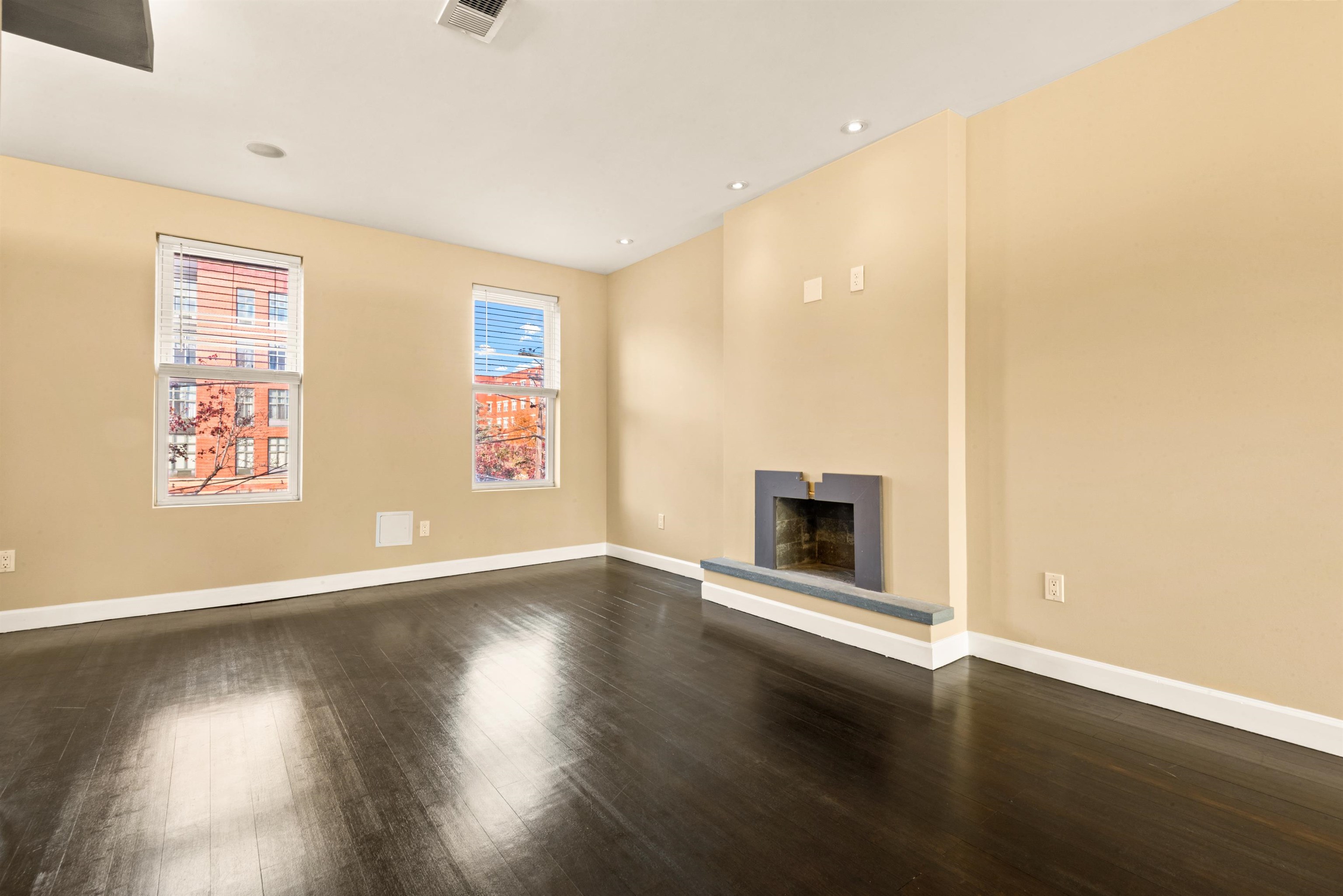 526 MANILA AVE Unit: 2