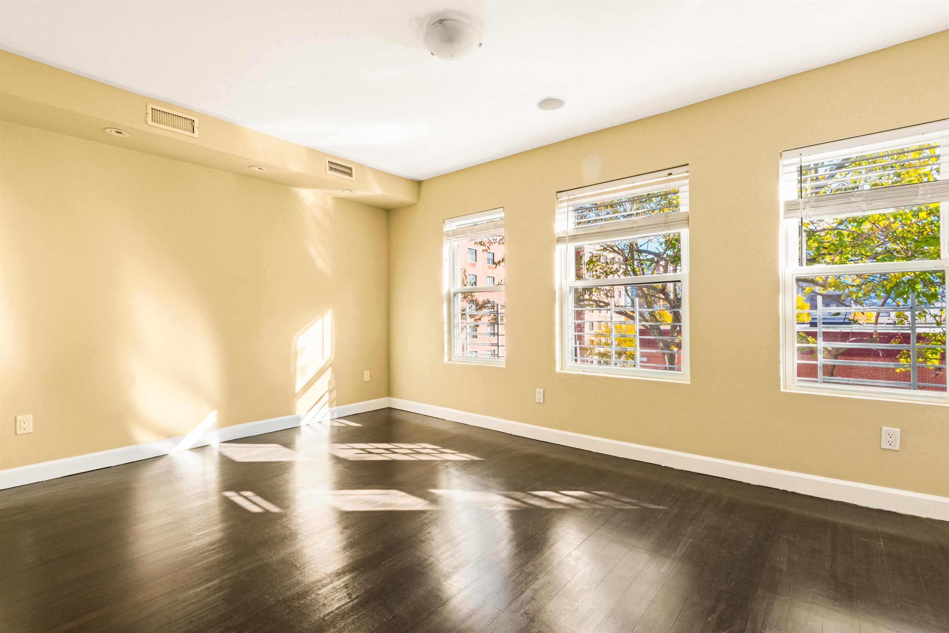 526 MANILA AVE Unit: 2