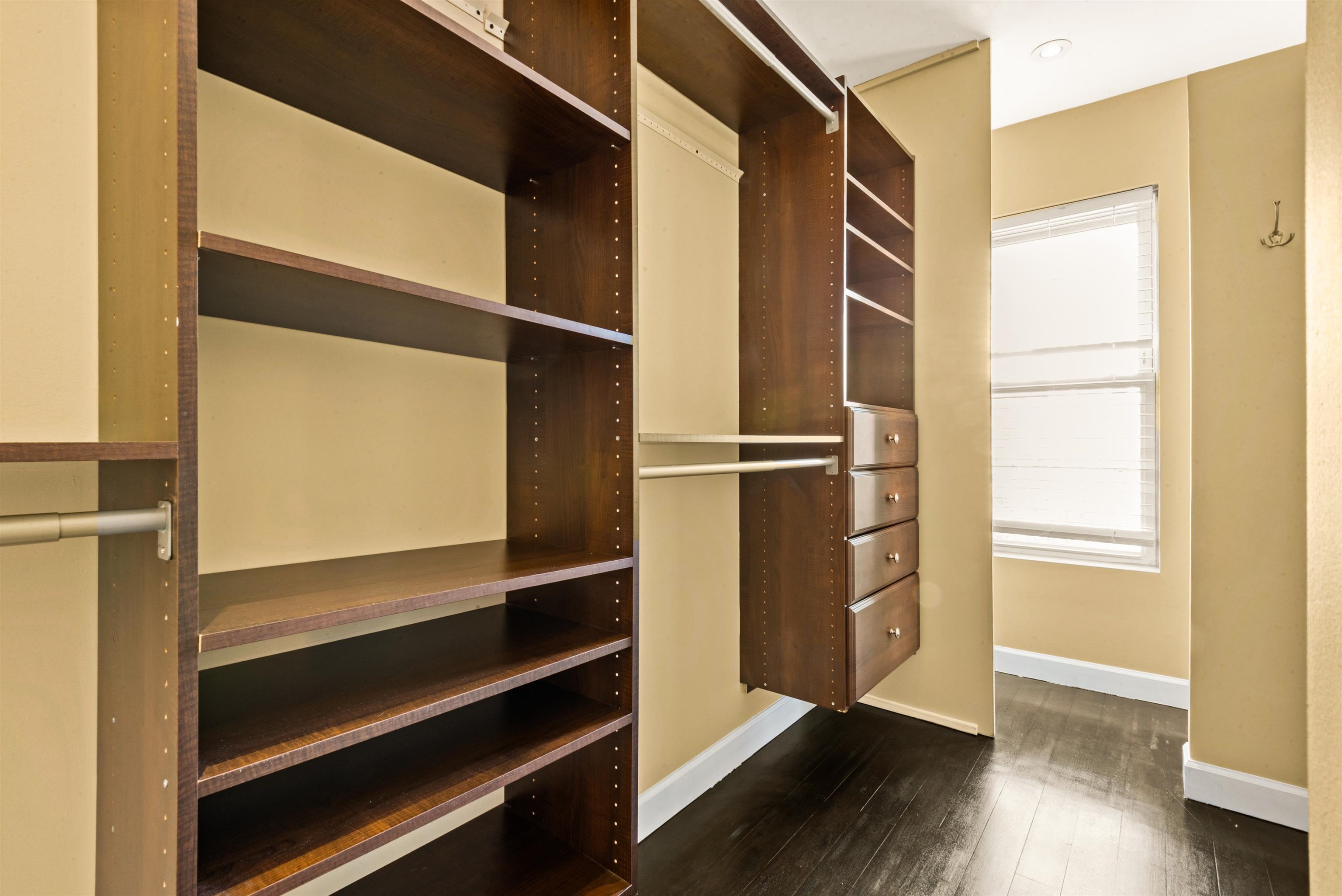 526 MANILA AVE Unit: 2