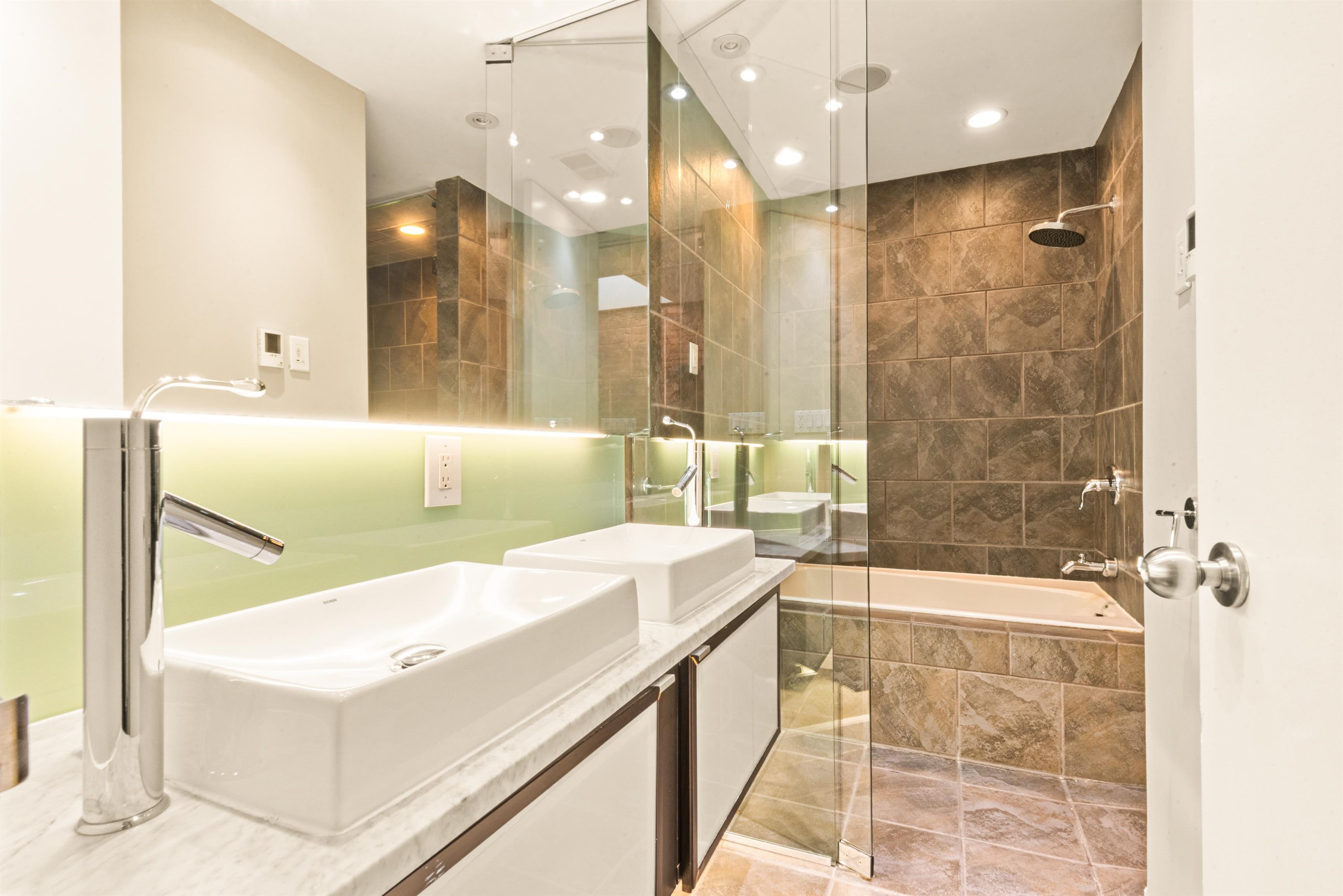 526 MANILA AVE Unit: 2