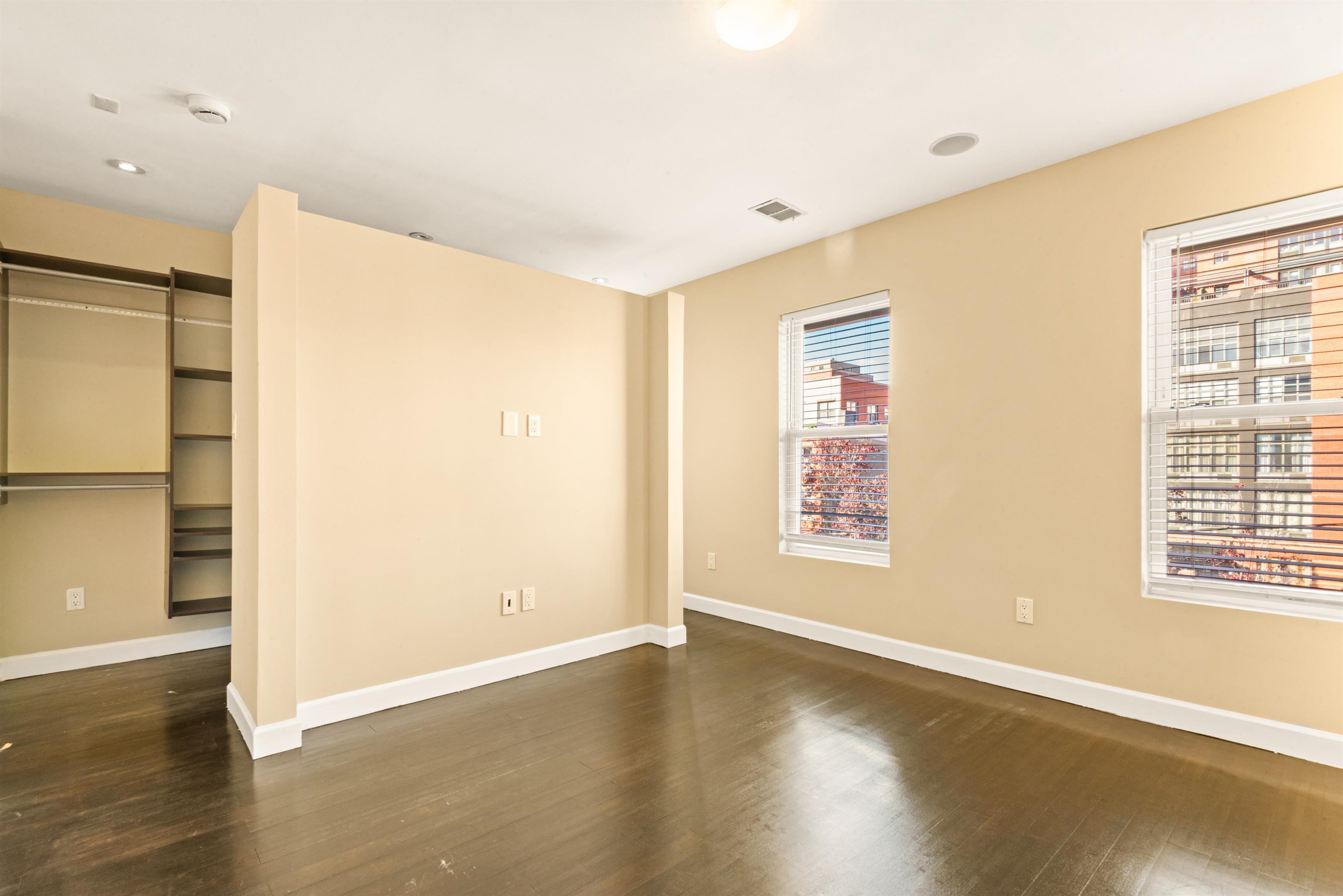 526 MANILA AVE Unit: 2