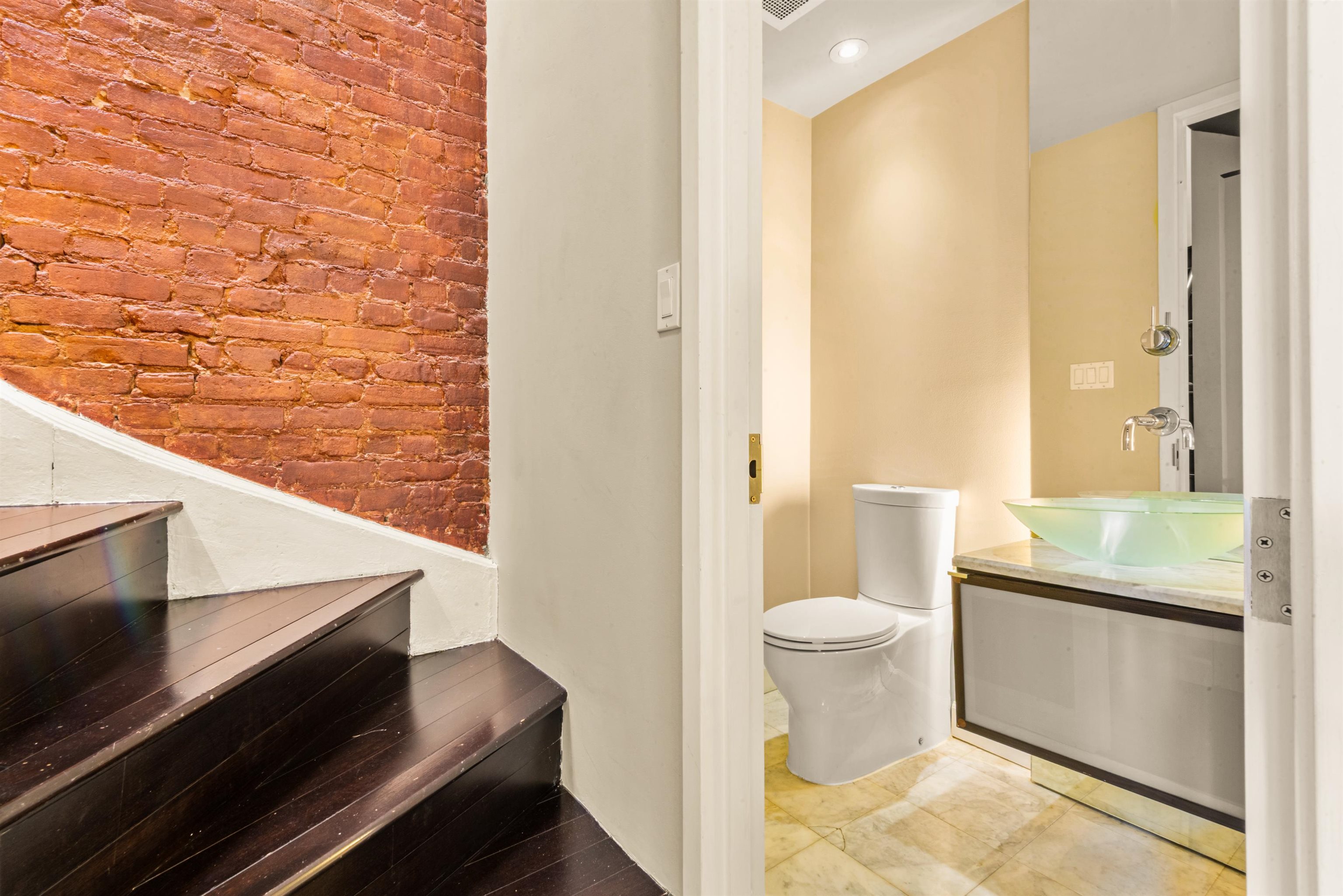 526 MANILA AVE Unit: 2