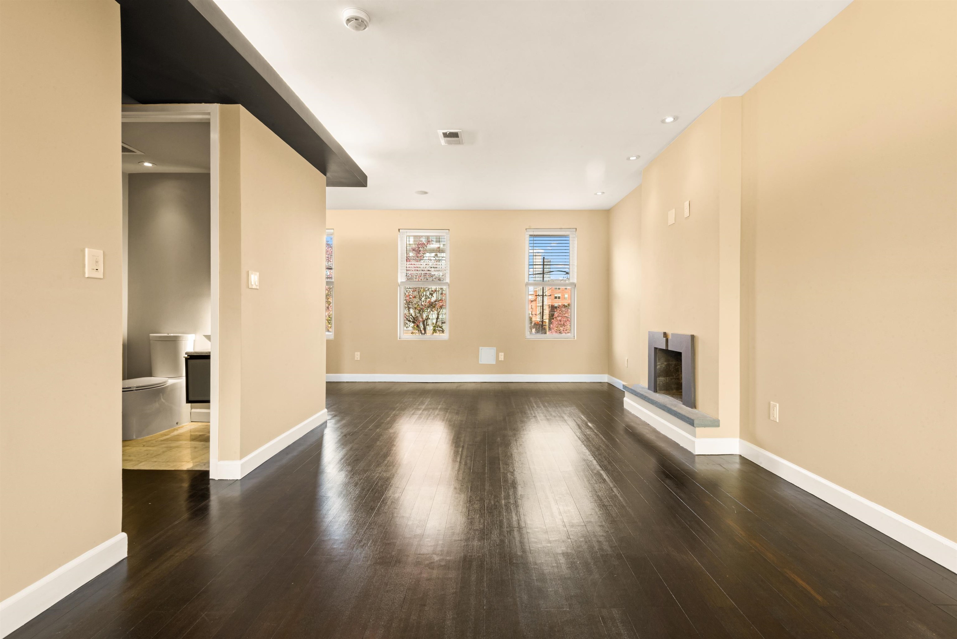 526 MANILA AVE Unit: 2