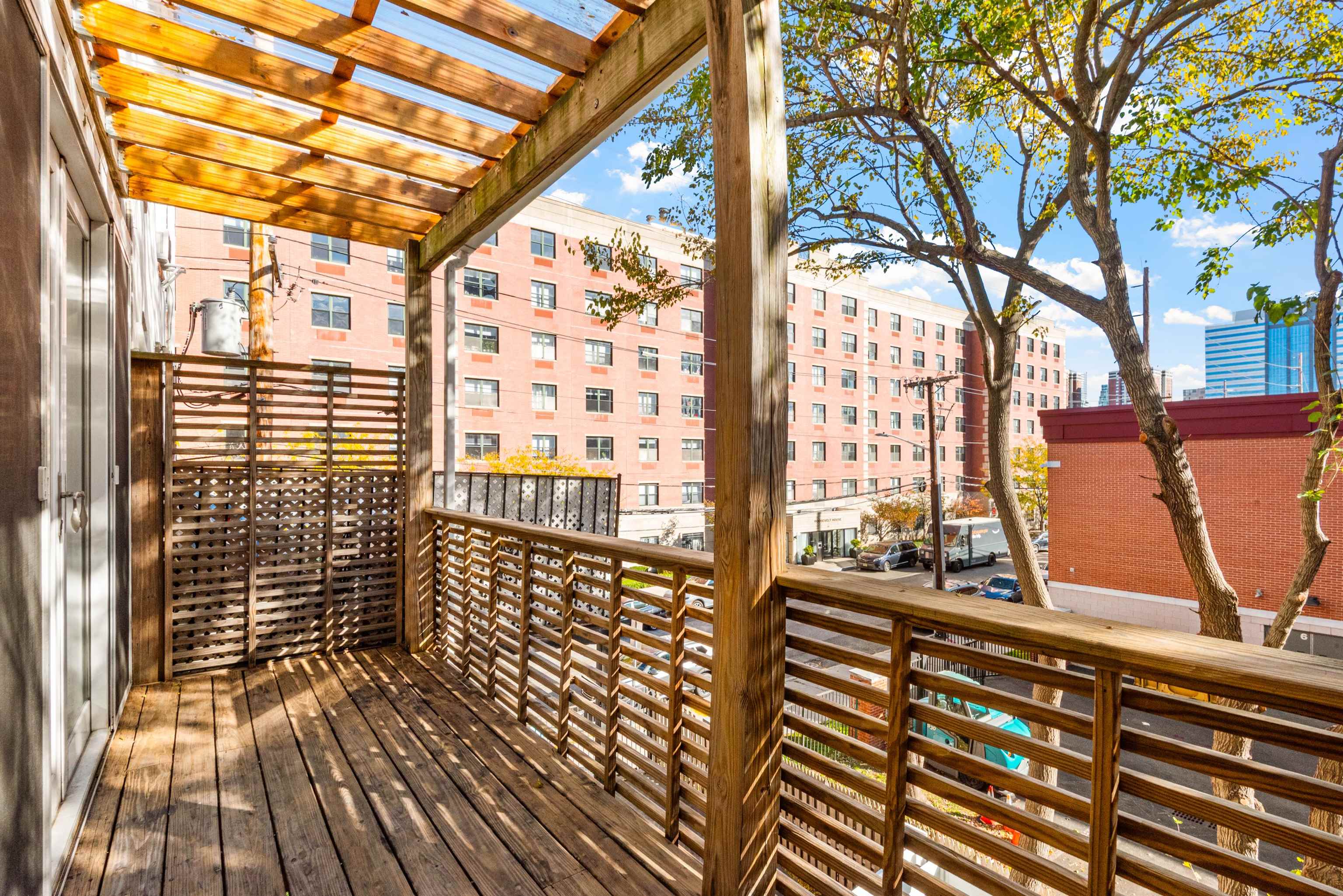 526 MANILA AVE Unit: 2