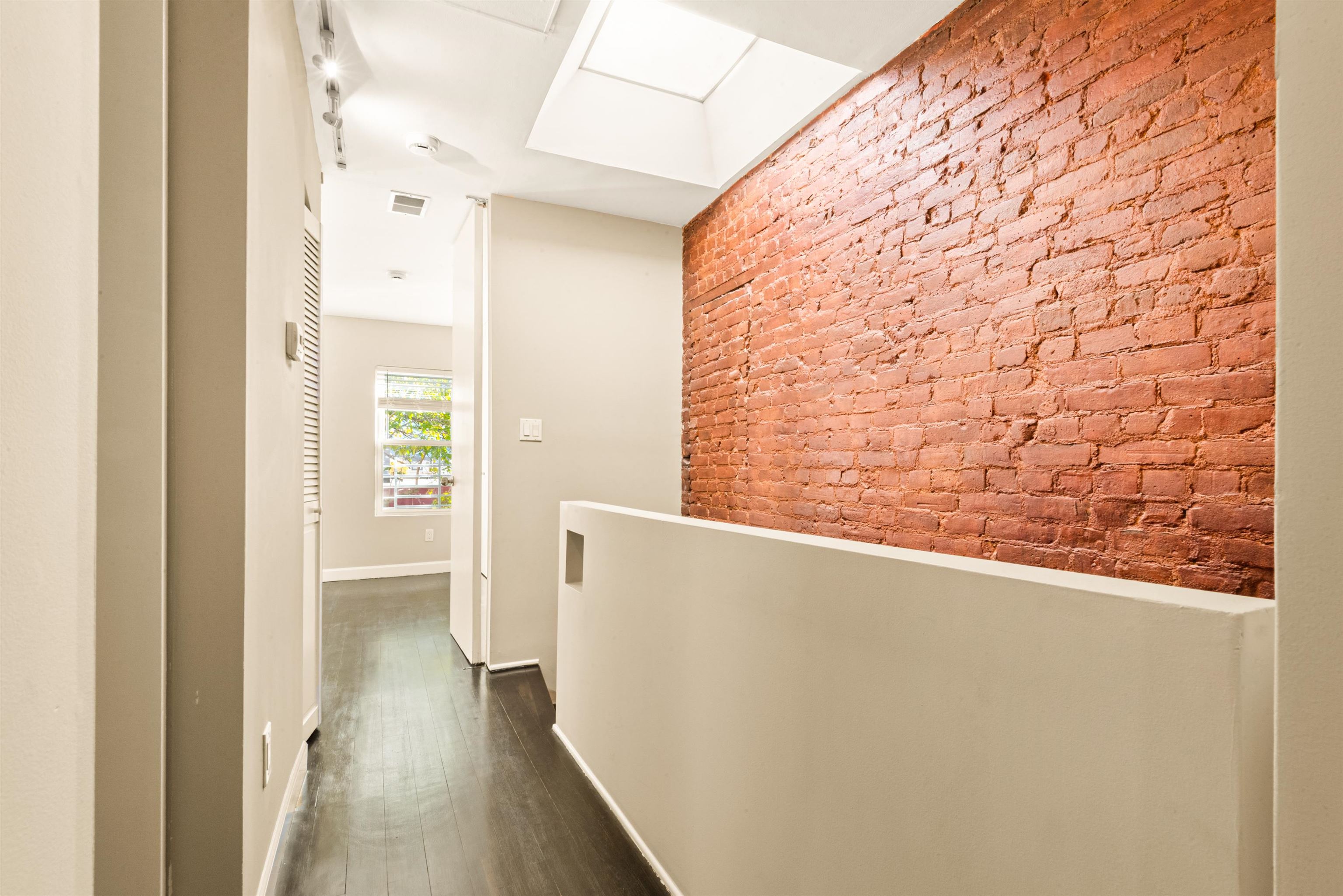 526 MANILA AVE Unit: 2