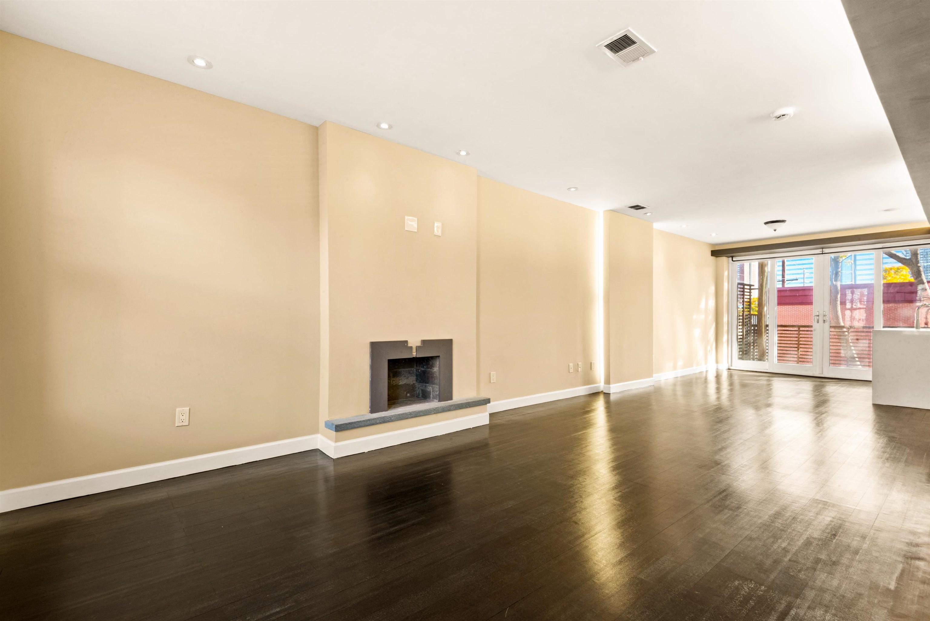 526 MANILA AVE Unit: 2