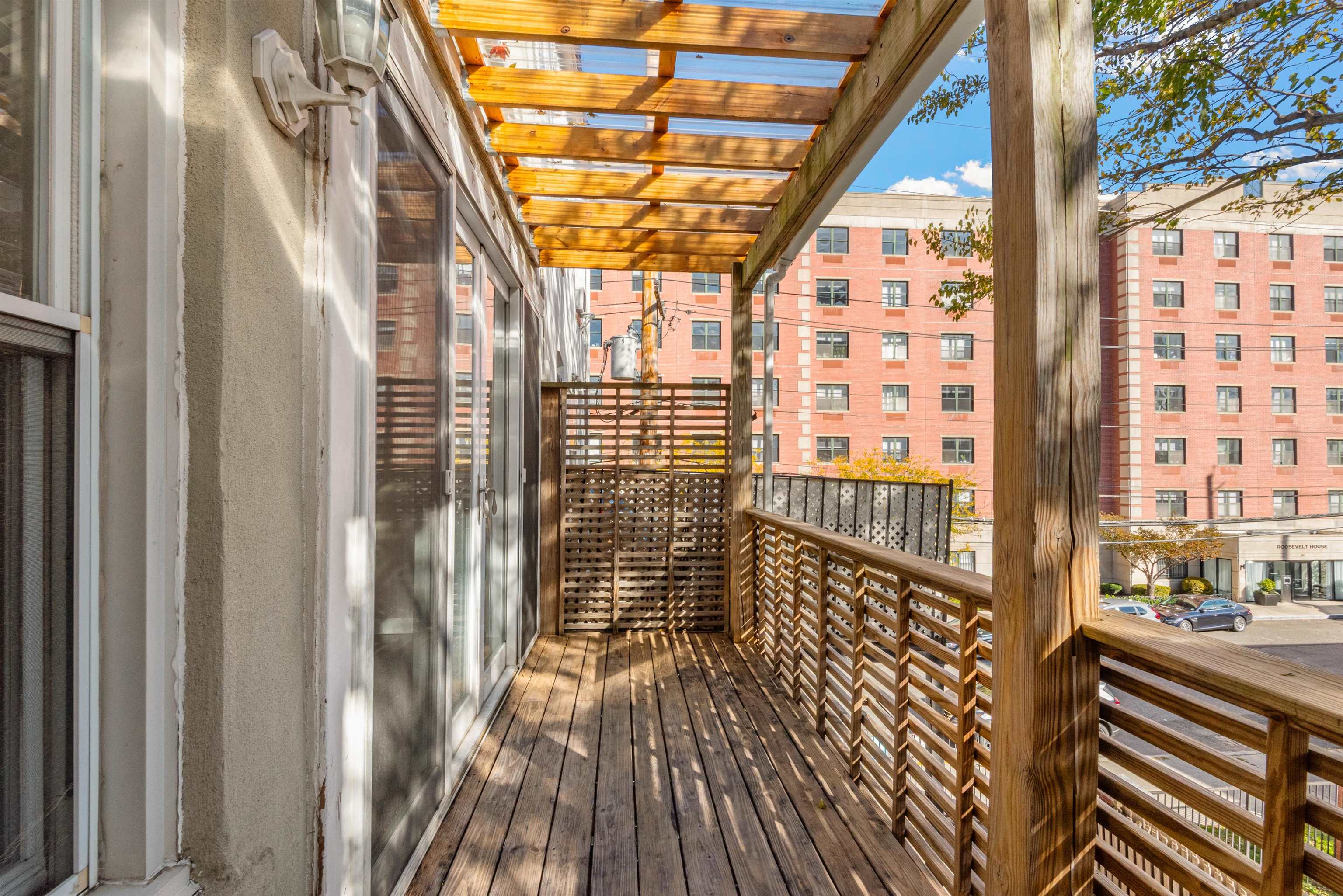 526 MANILA AVE Unit: 2