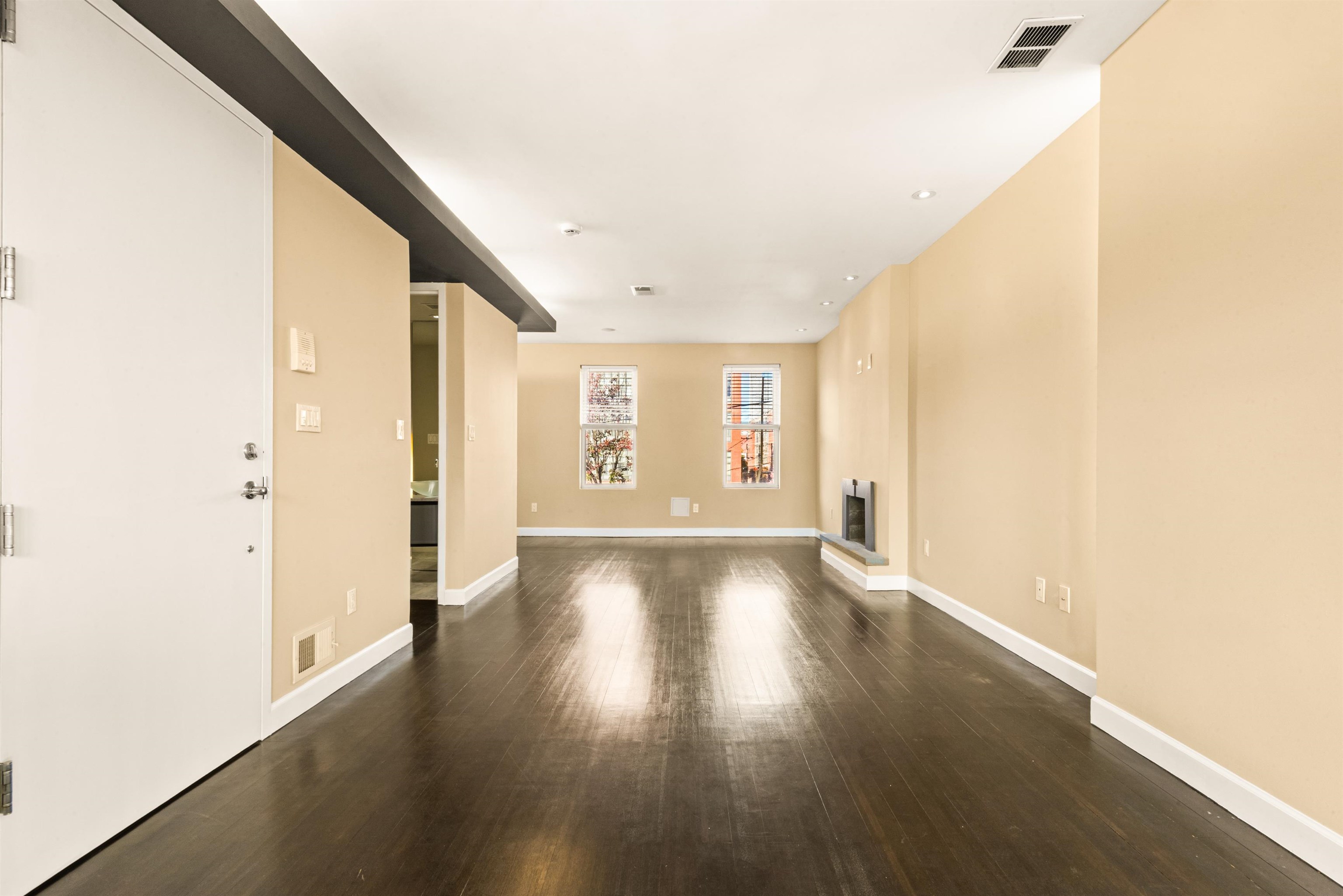 526 MANILA AVE Unit: 2