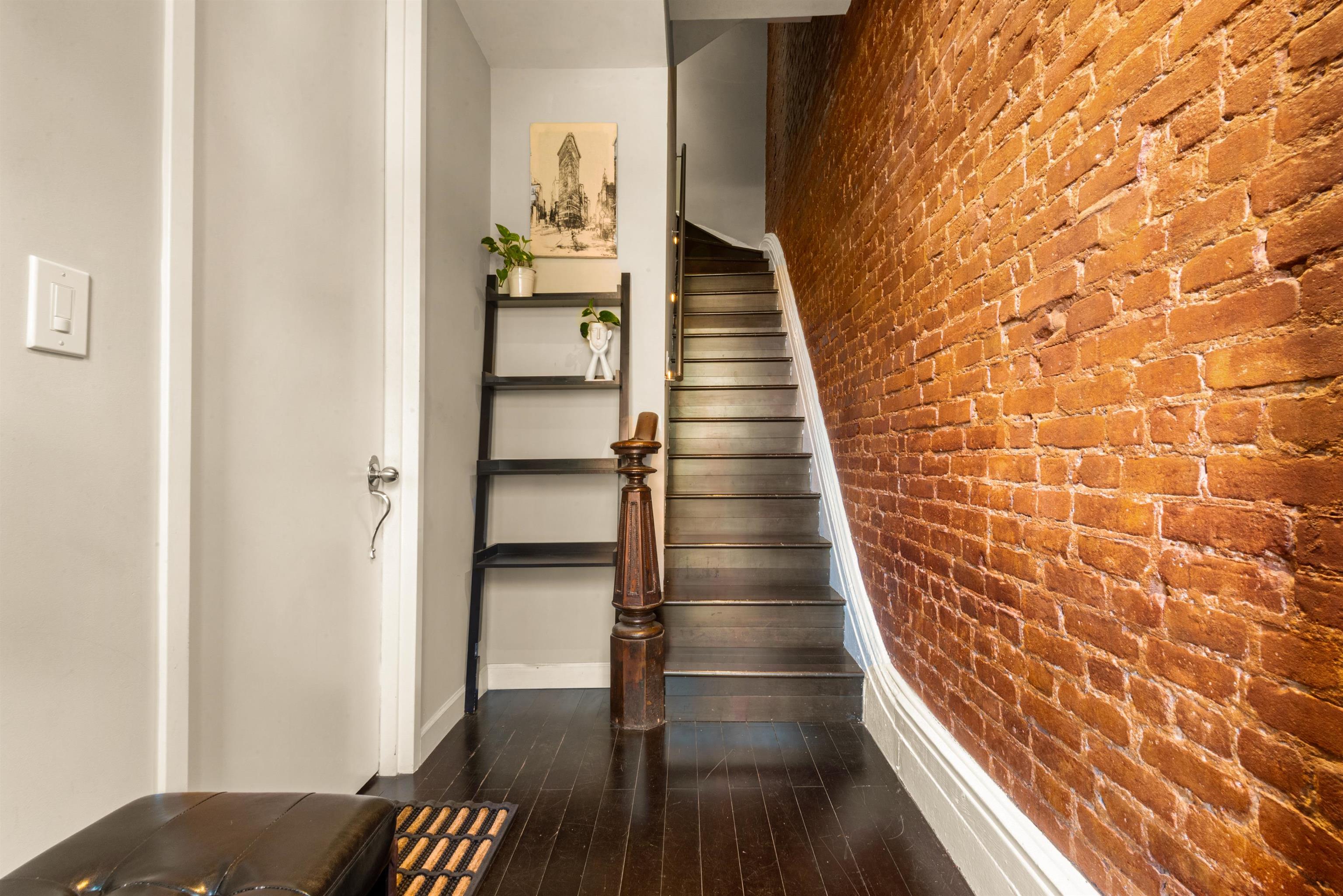 526 MANILA AVE Unit: 2