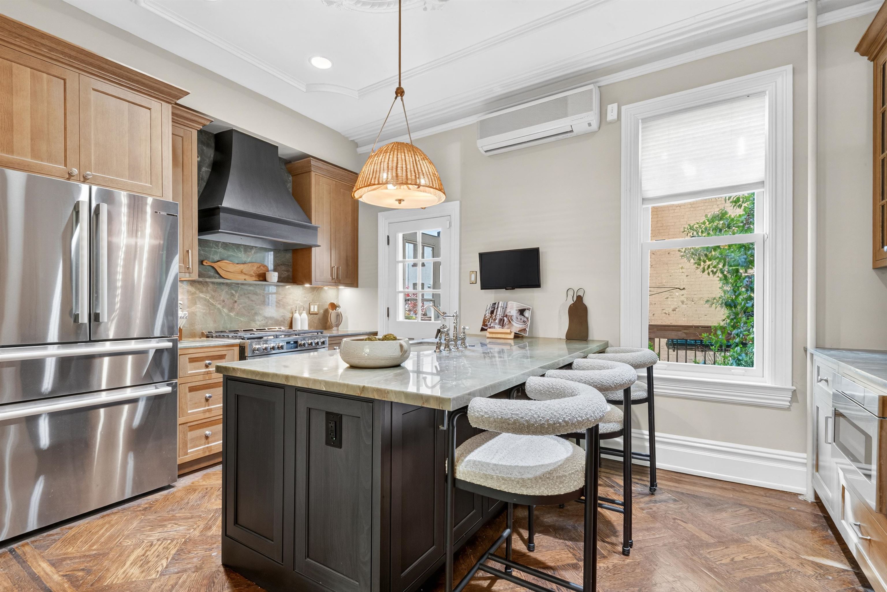 22 WEST HAMILTON PL
