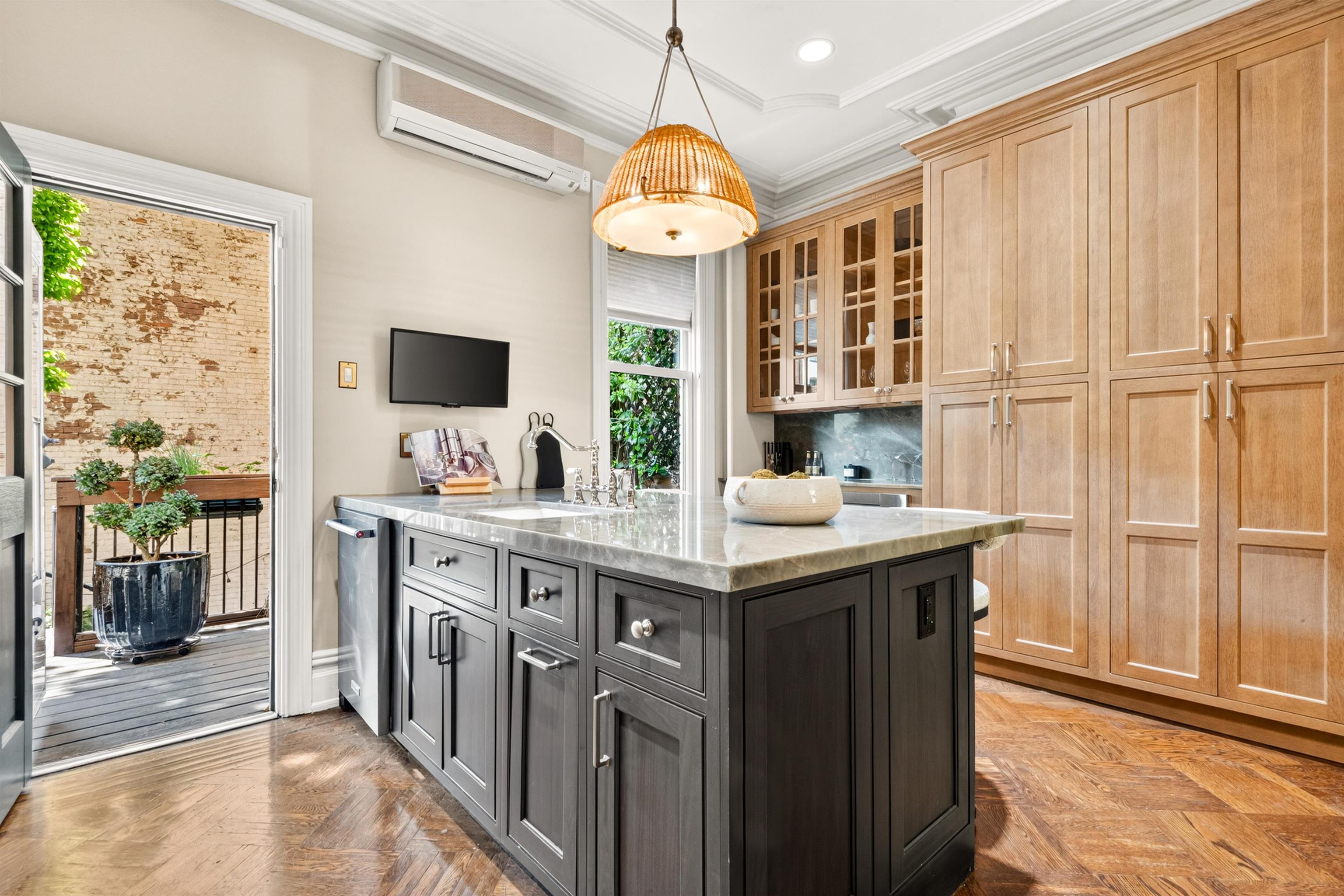 22 WEST HAMILTON PL