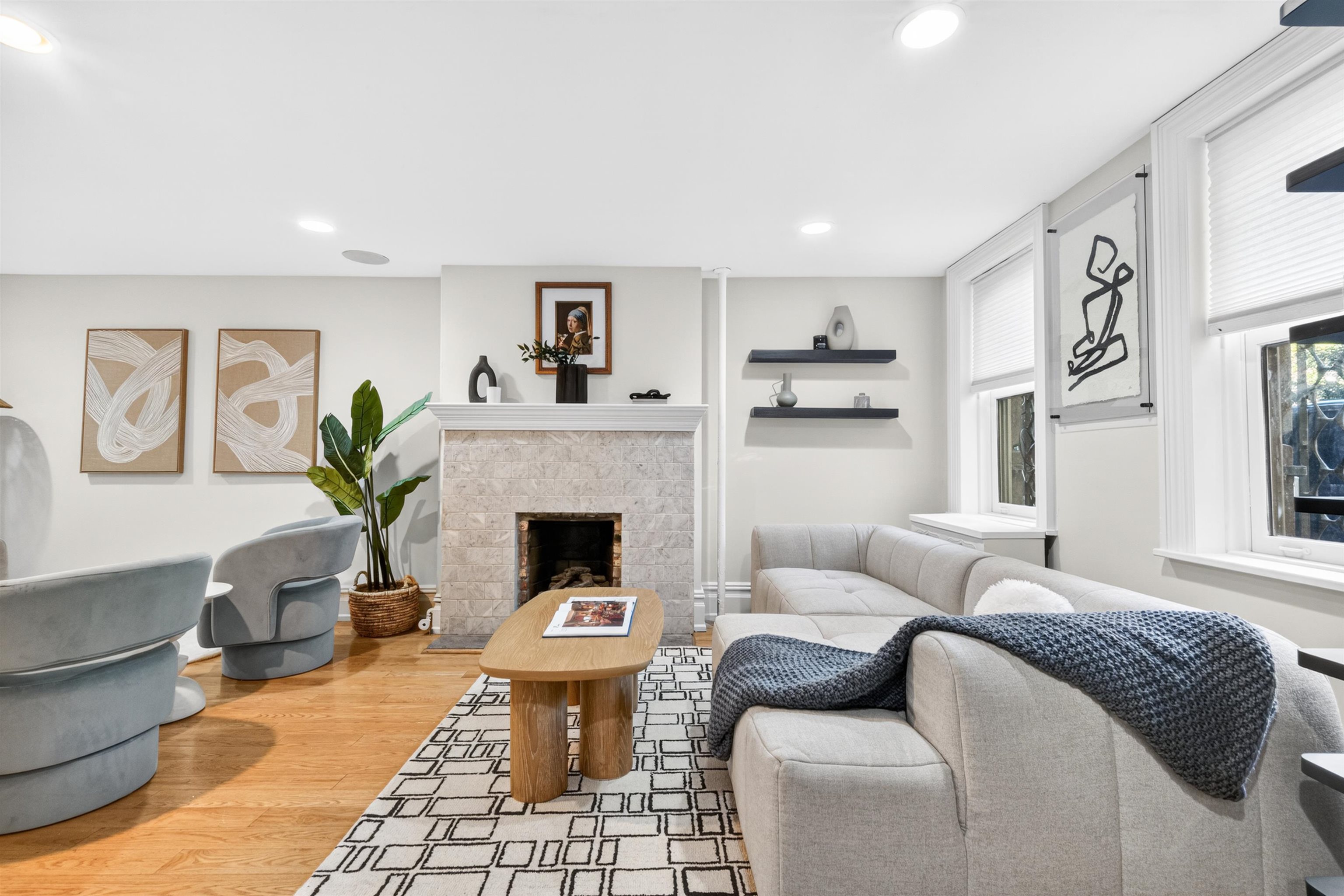22 WEST HAMILTON PL