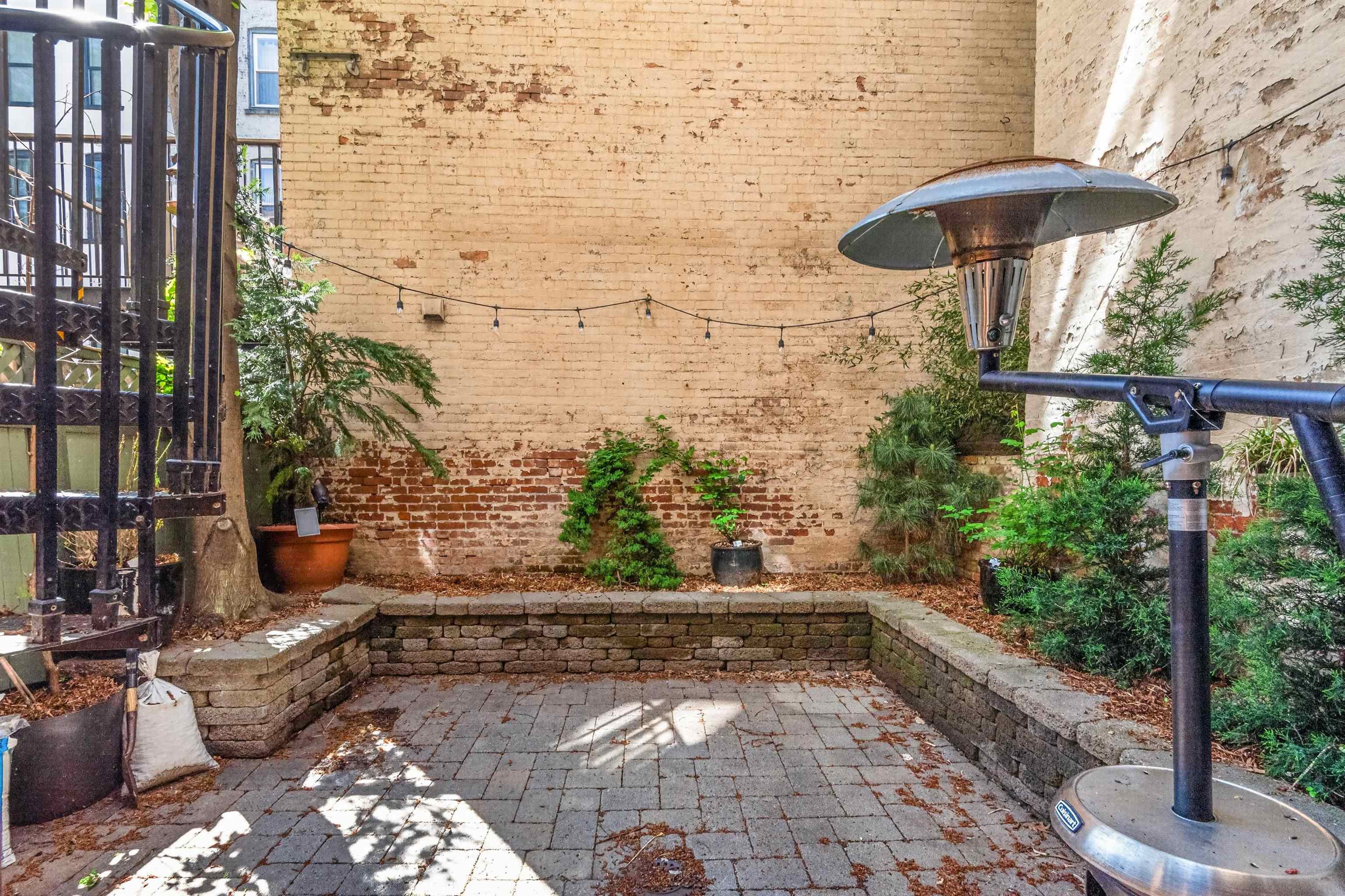 22 WEST HAMILTON PL