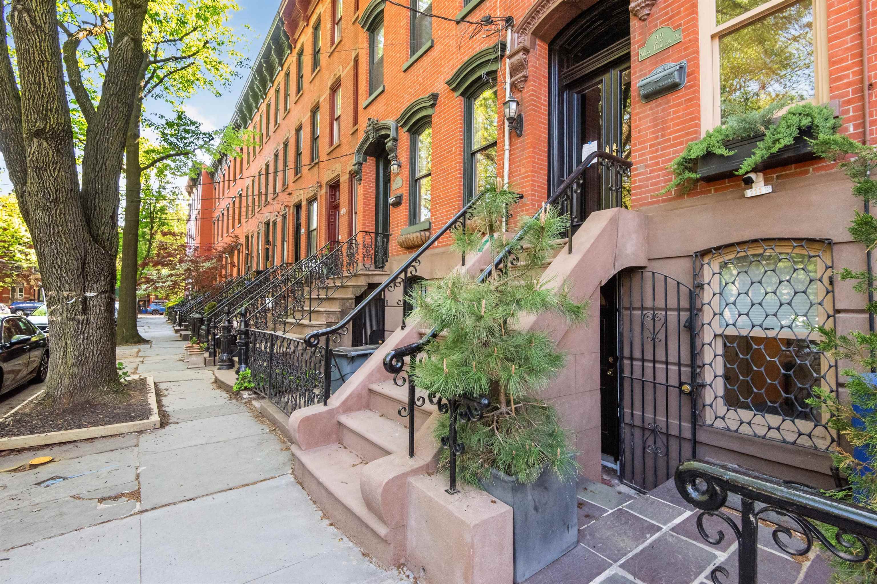 22 WEST HAMILTON PL