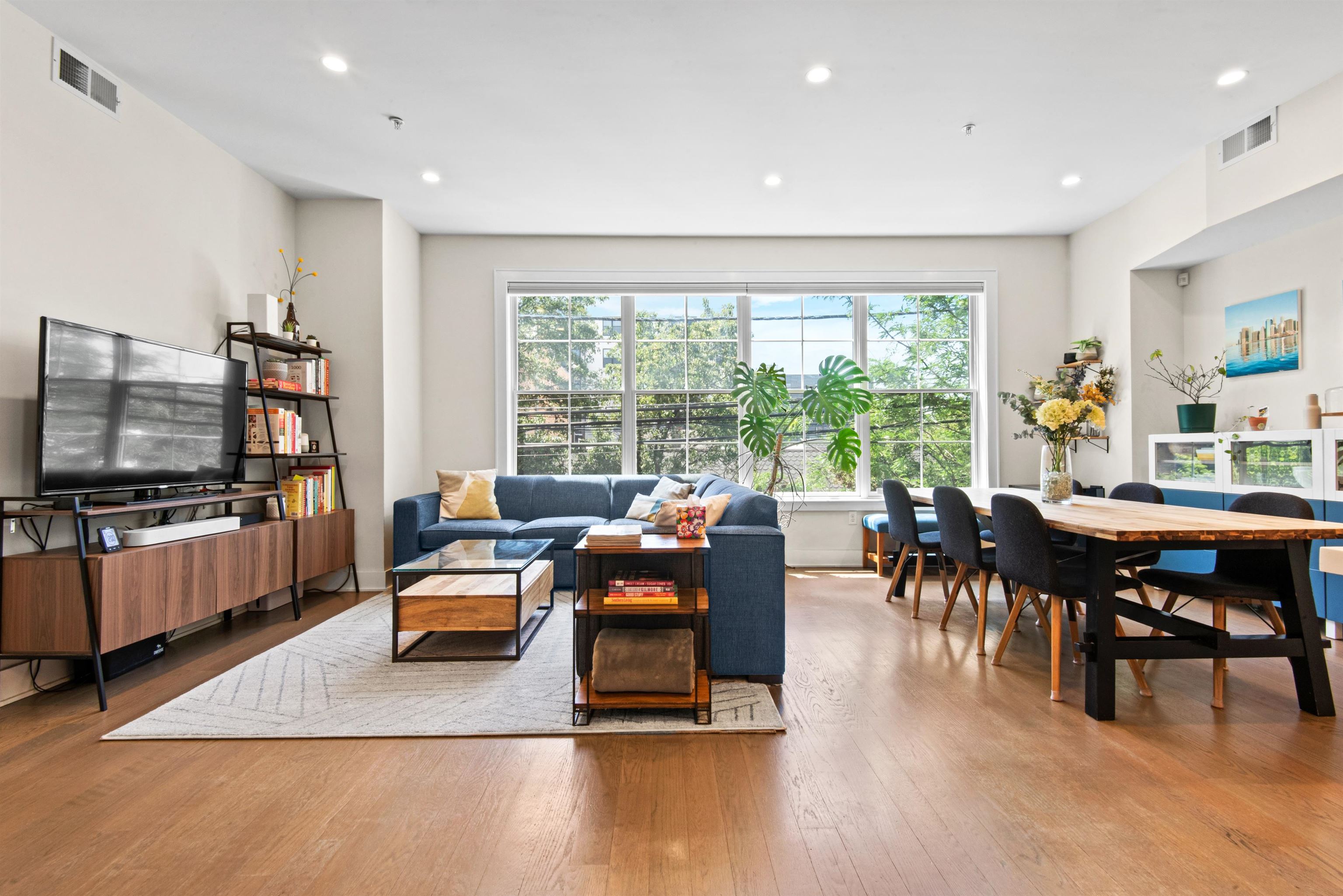 374 7TH ST Unit: 201
