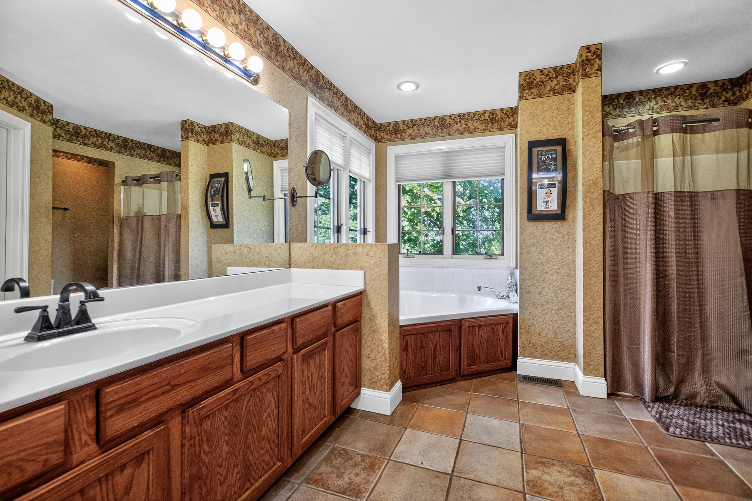 221 N Homestead Lane